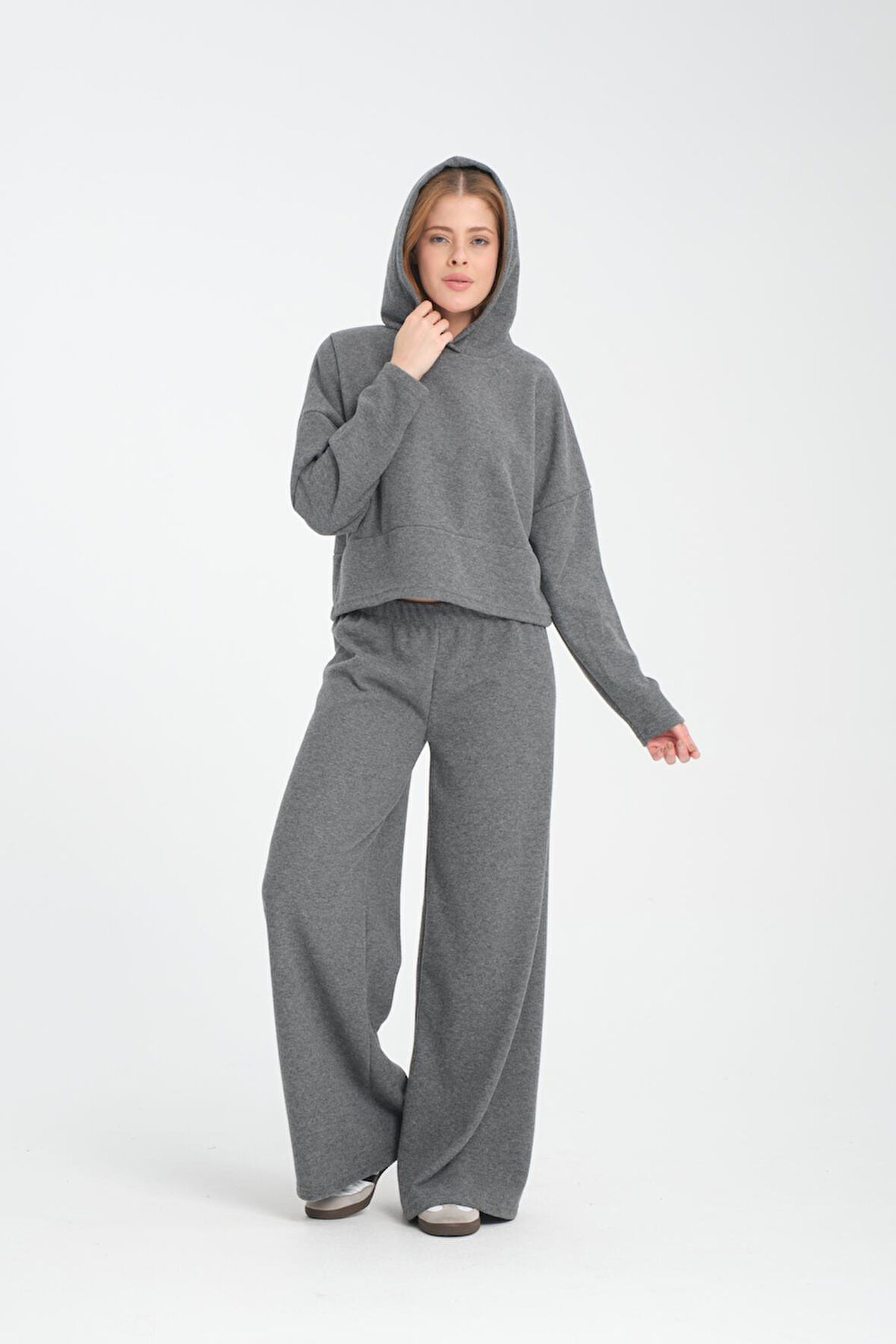 Kadın Kapüşonlu Sweatshirt ve Pantolon Takımı - Rahat, Şık ve Günlük Kullanım için İdeal