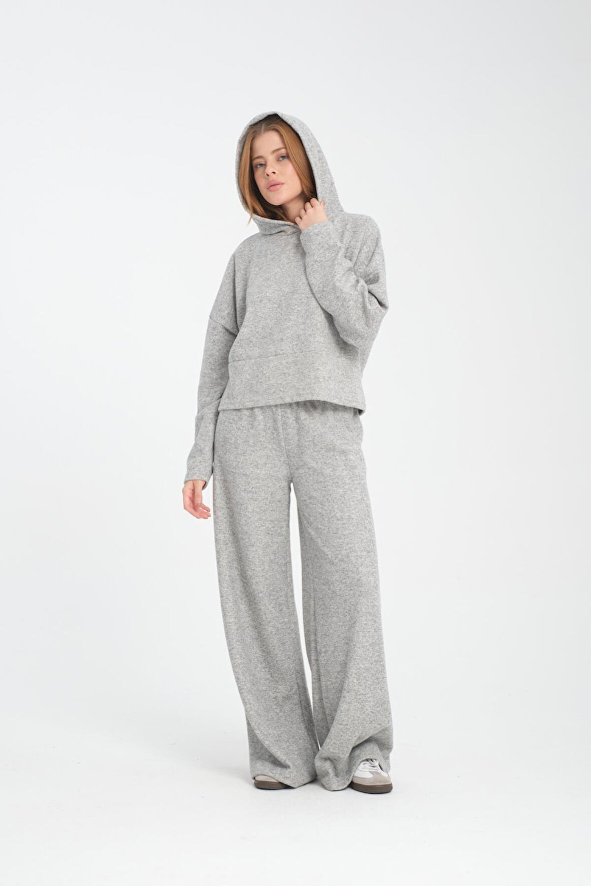 Kadın Kapüşonlu Sweatshirt ve Pantolon Takımı - Rahat, Şık ve Günlük Kullanım için İdeal