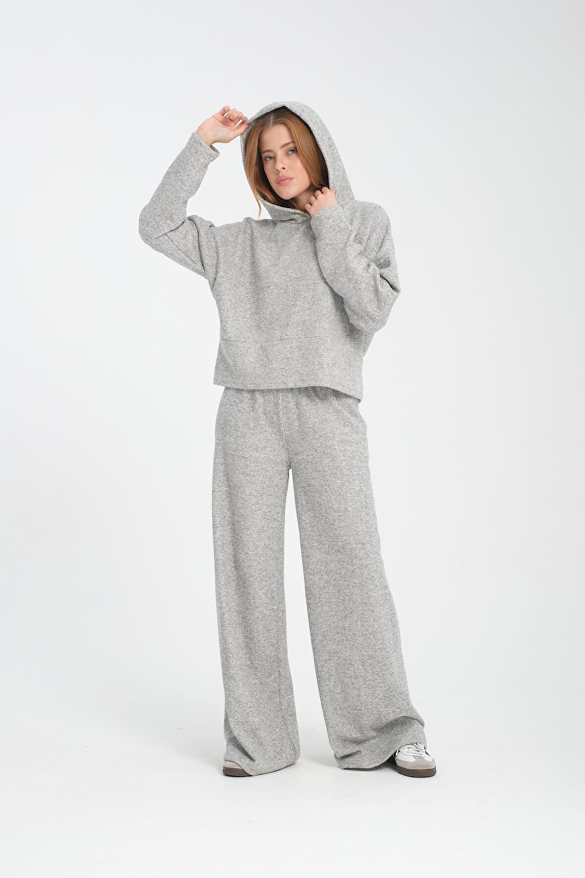 Kadın Kapüşonlu Sweatshirt ve Pantolon Takımı - Rahat, Şık ve Günlük Kullanım için İdeal
