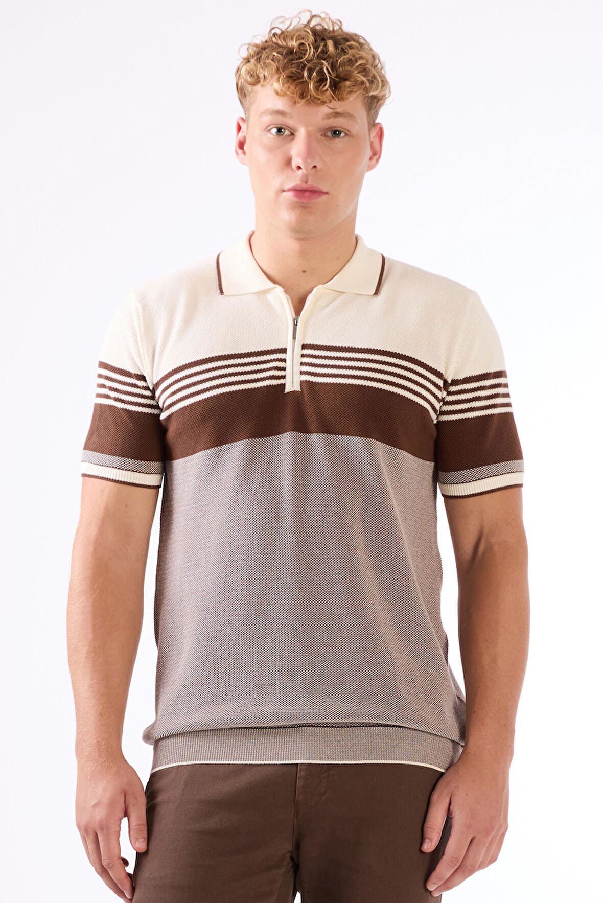 Kahve Çizgili Desen Fermuarlı Polo Yaka Kısa Kollu Slim Fit Erkek Triko