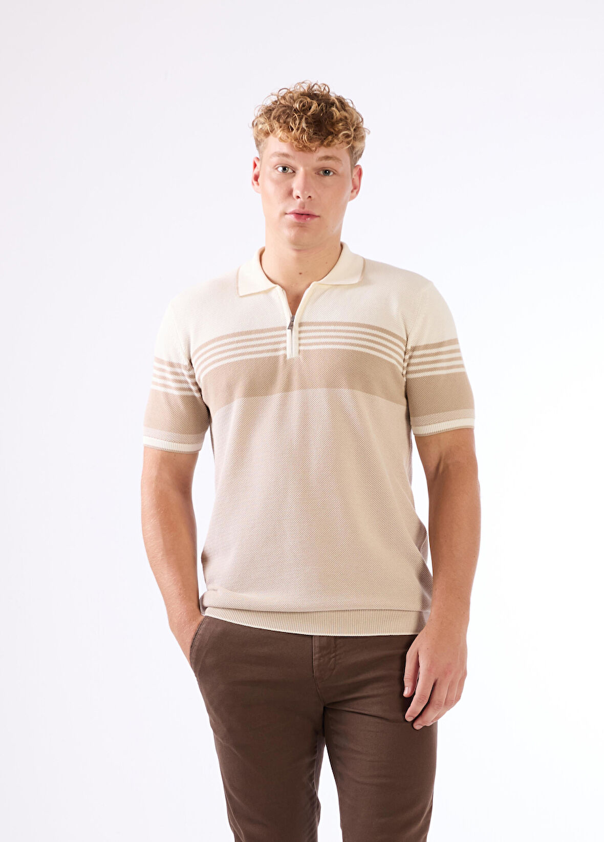 Bej Çizgili Desen Fermuarlı Polo Yaka Kısa Kollu Slim Fit Erkek Triko