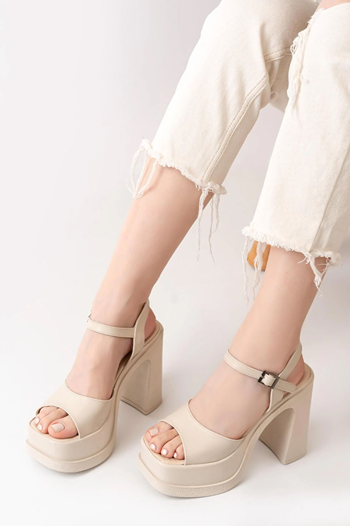 Kadın Tek Bantlı (12cm) Platformlu Topuklu Ayakkabı  krem