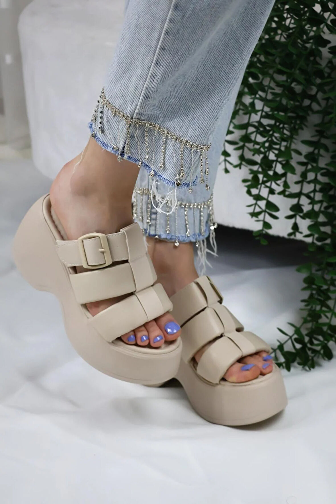 Kadın Mikeno Üç Biyeli Toka Detaylı Kalın Taban Ortopedik Terlik  Bej