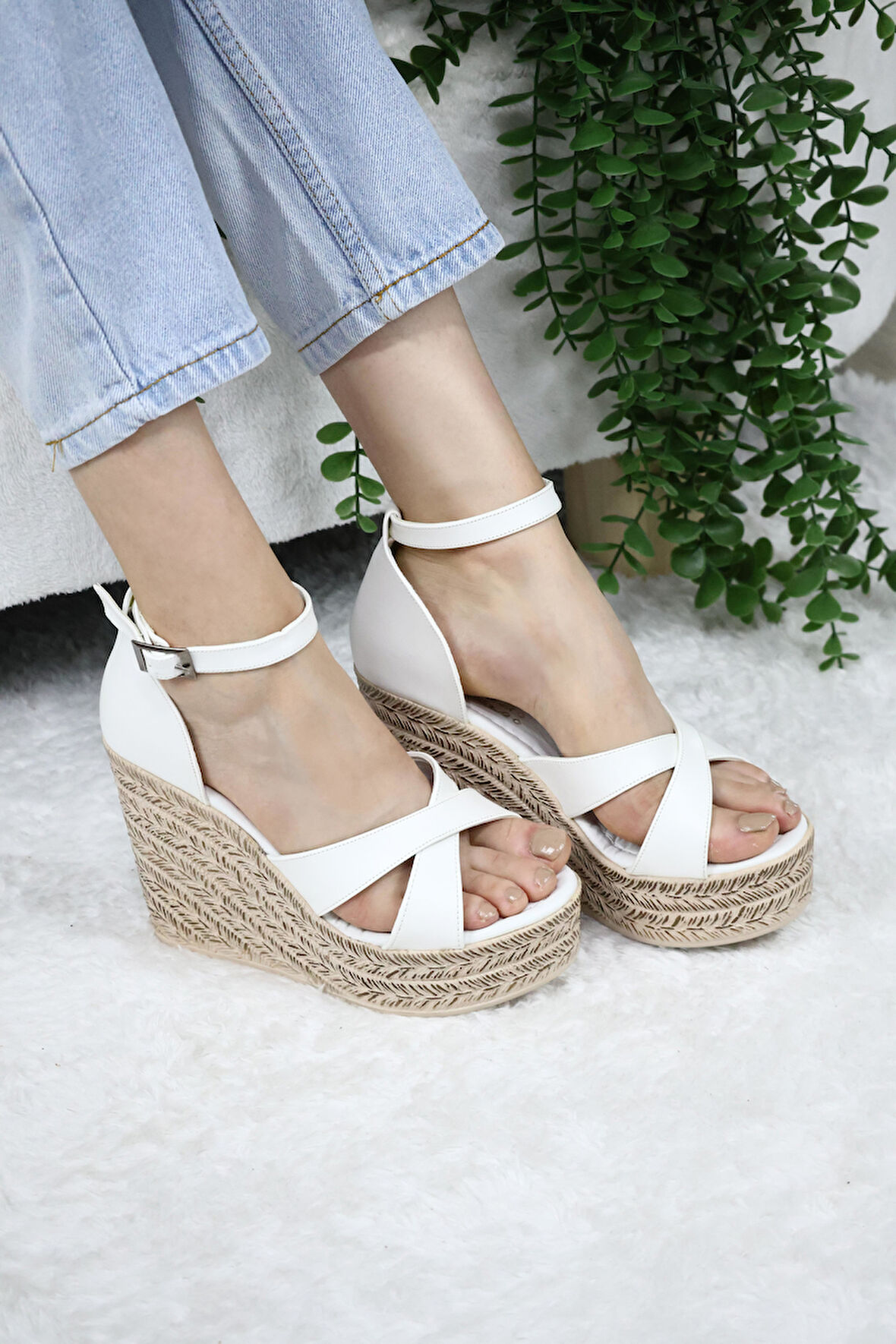 Kadın Çapraz Bantlı Dolgu Topuklu (11cm) Ayakkabı Rahat Yüksek Topuklu 700  Beyaz