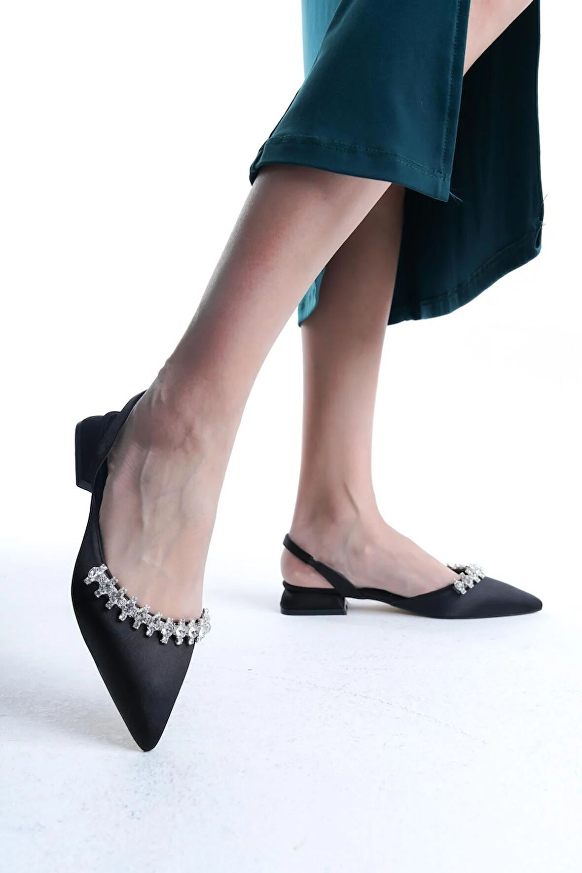 Kadın Best Siyah Saten Taşlı Arkası Açık Lastikli 2,5 Cm Kısa Blok Topuklu