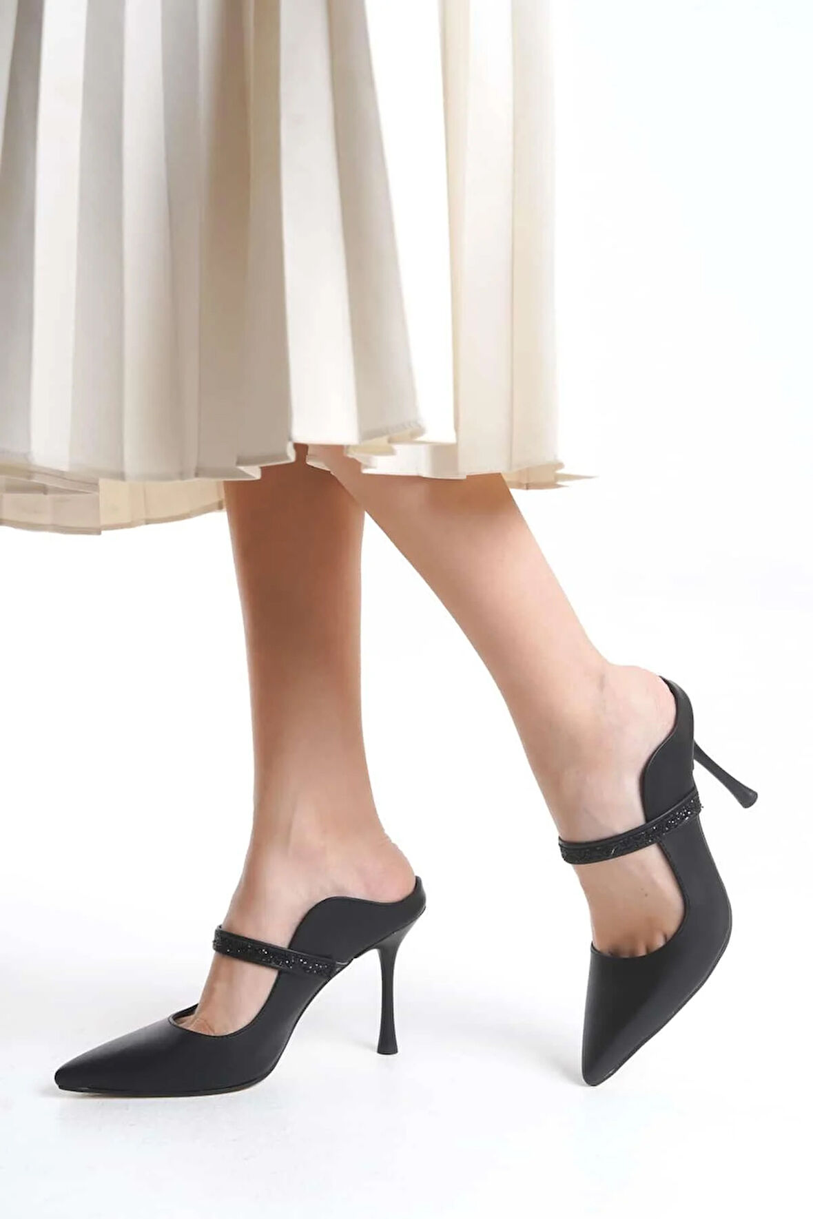 Kadın Mavera Siyah Rugan 9 Cm İnce Topuklu Sivri Burunlu Arkası Acık Tasarım Stiletto