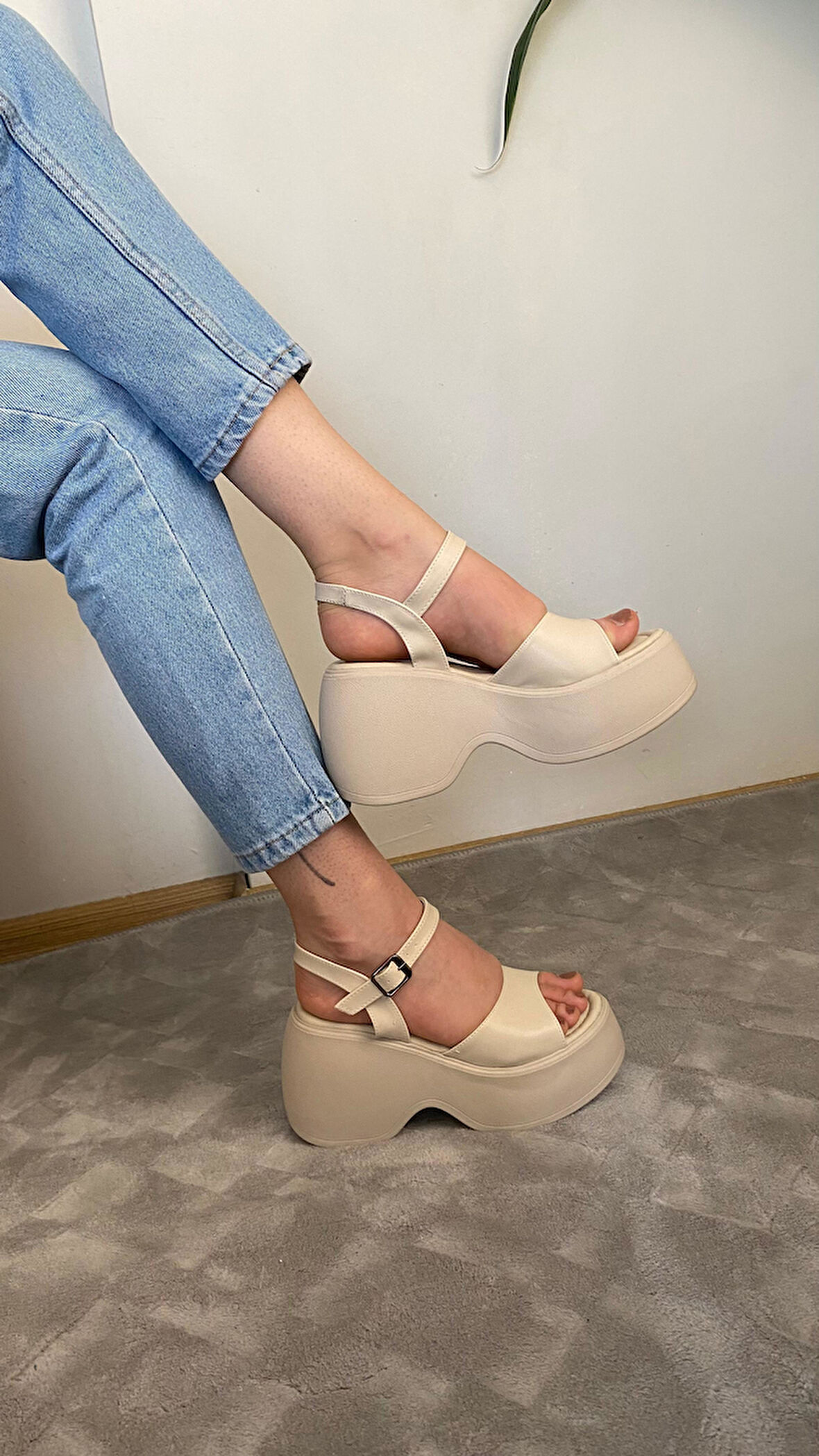 Kadın Dante Bej Tek Bantlı Kalın Taban Ortopedik  Sandalet  K-3010