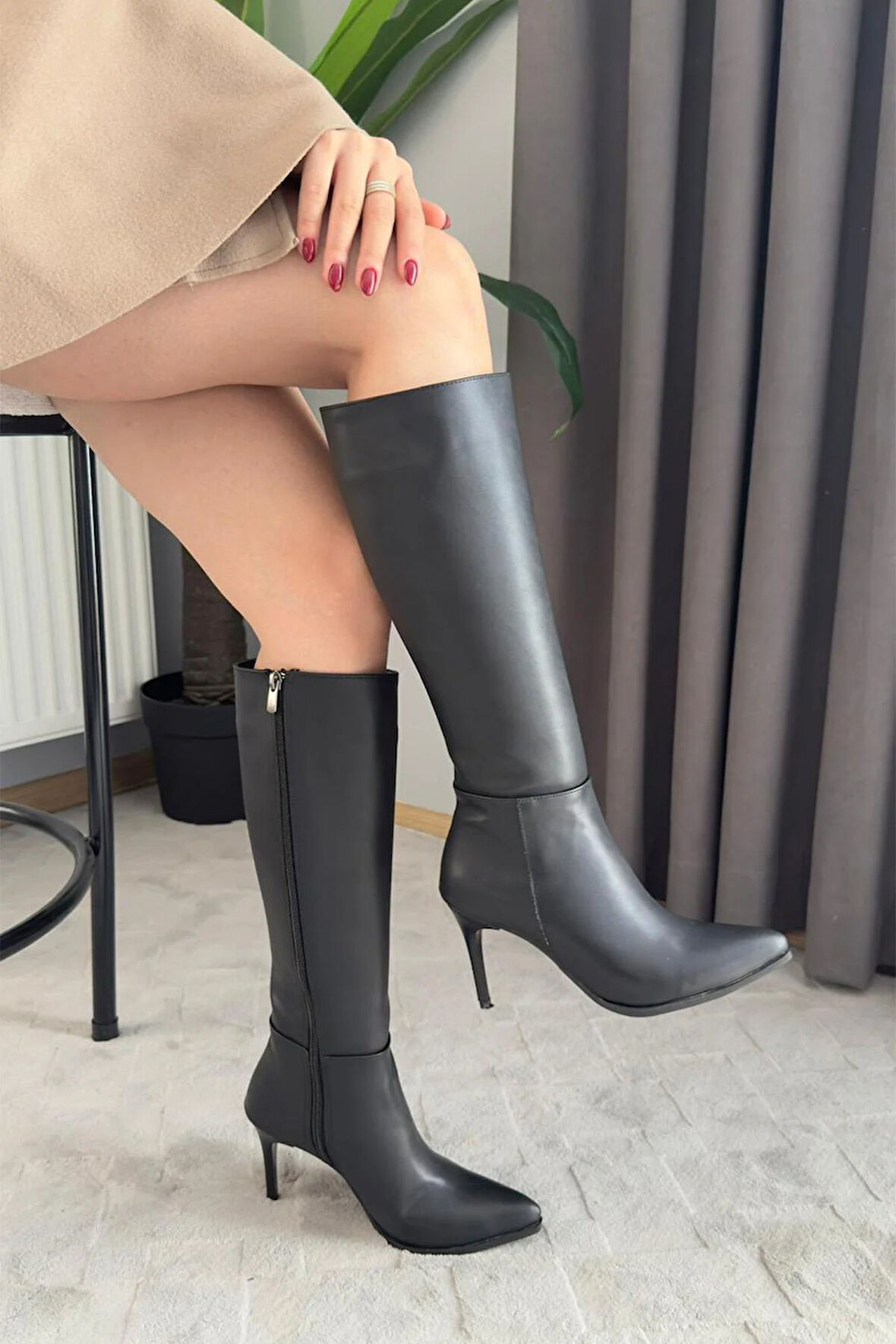 Kadın Santa Siyah Deri Diz Altı İnce Topuklu Çizme