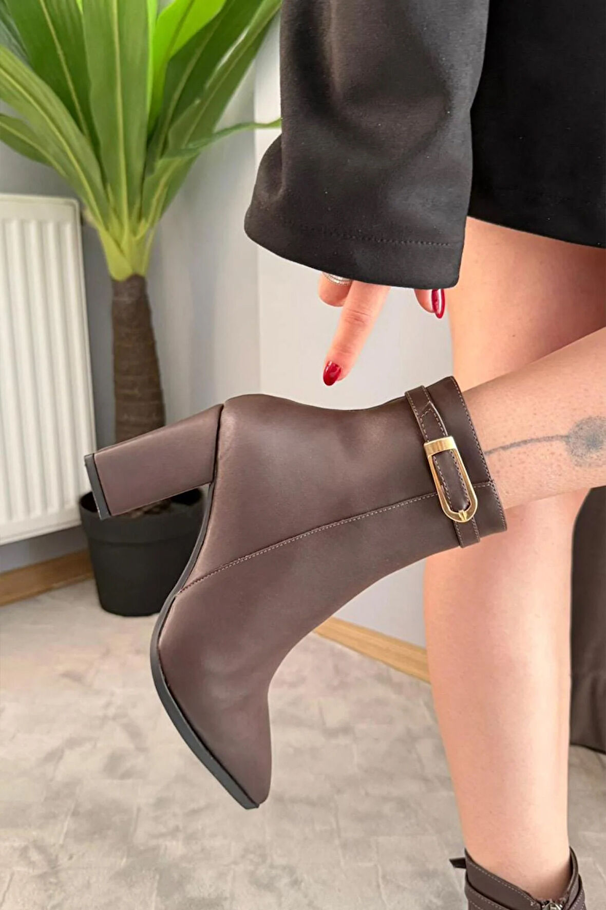 Kadın Julia Kahve Deri Yandan Fermuarlı Toka Detaylı Kalın Topuklu Sivri Burunlu Günlük Bot