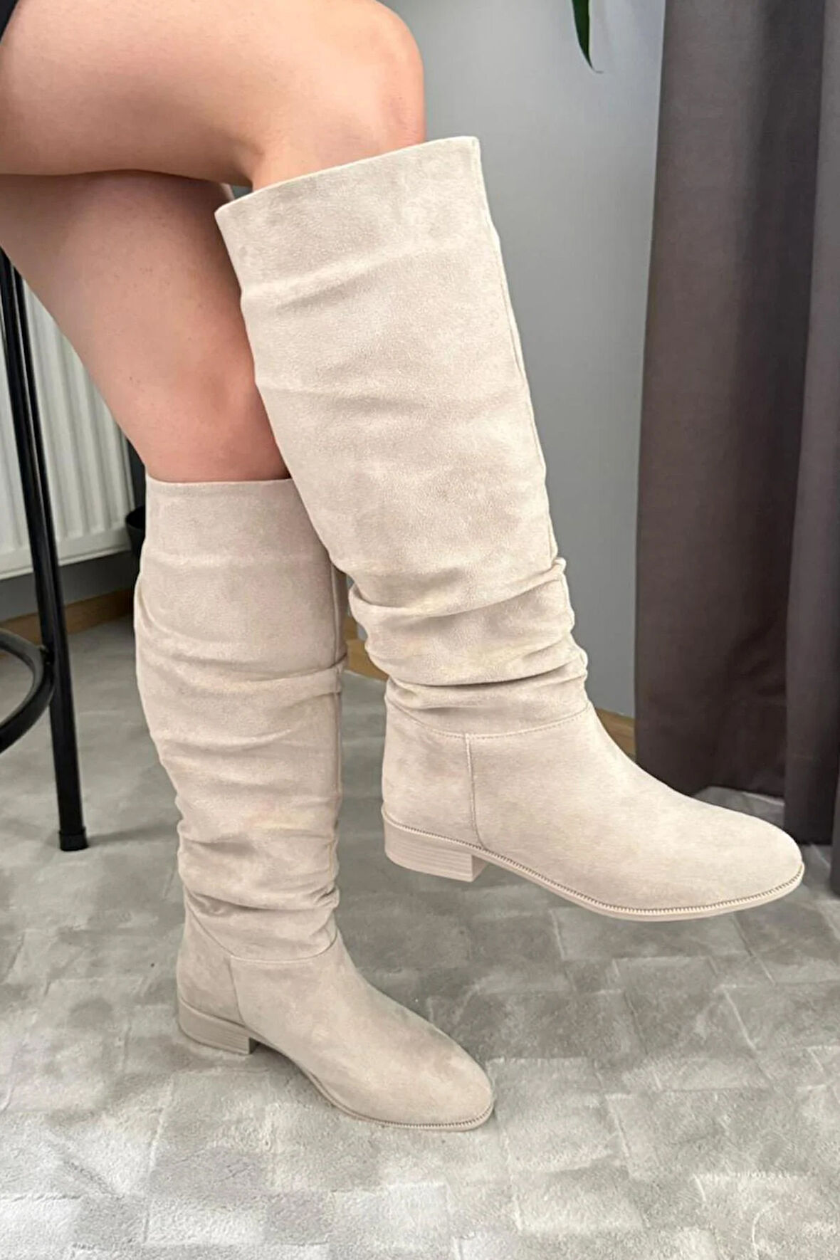 Kadın Mika Bej Süet Düz Taban Büzgülü Diz Altı Boy Çekme Çizme