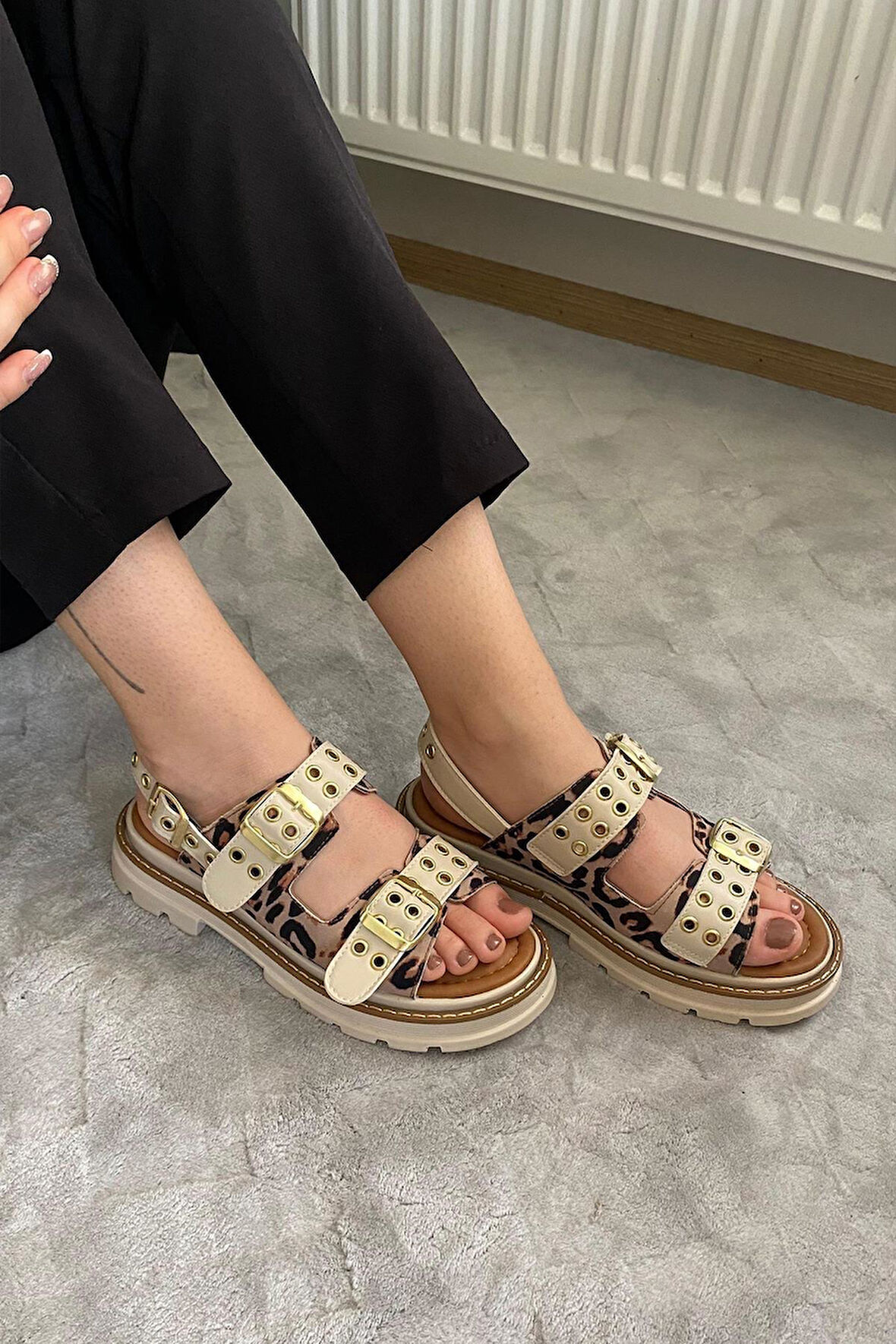 Kadın Simya Bej Leopar Çift Bantlı Kapsül Detaylı Kalın Taban Ortopedik Sandalet  Bej Leopar