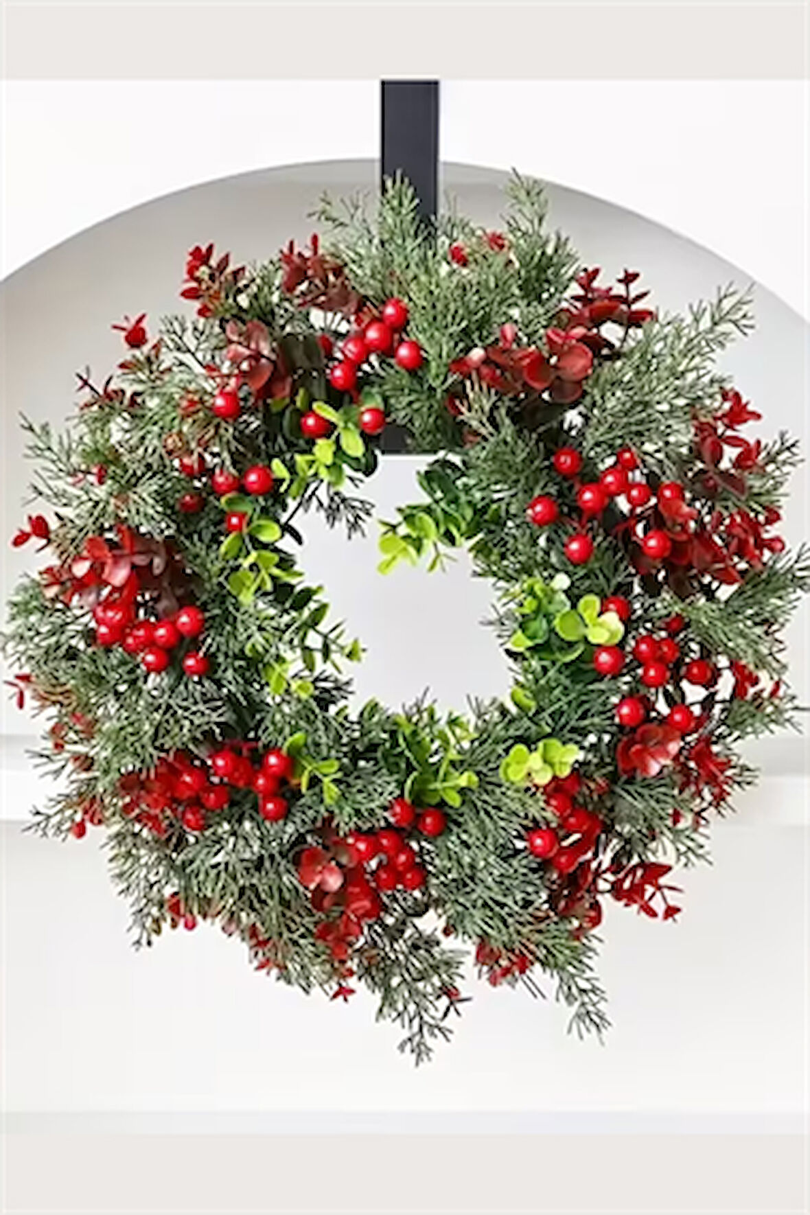 45 cm (17.71 inç) Festive Yapay Noel Çelengi – Çam Yaprakları ve Kırmızı Meyveler | Klasik Duvar & Kapı Süsü | Elektrik Gerektirmez | Ev ve Parti Dekoru için İdeal