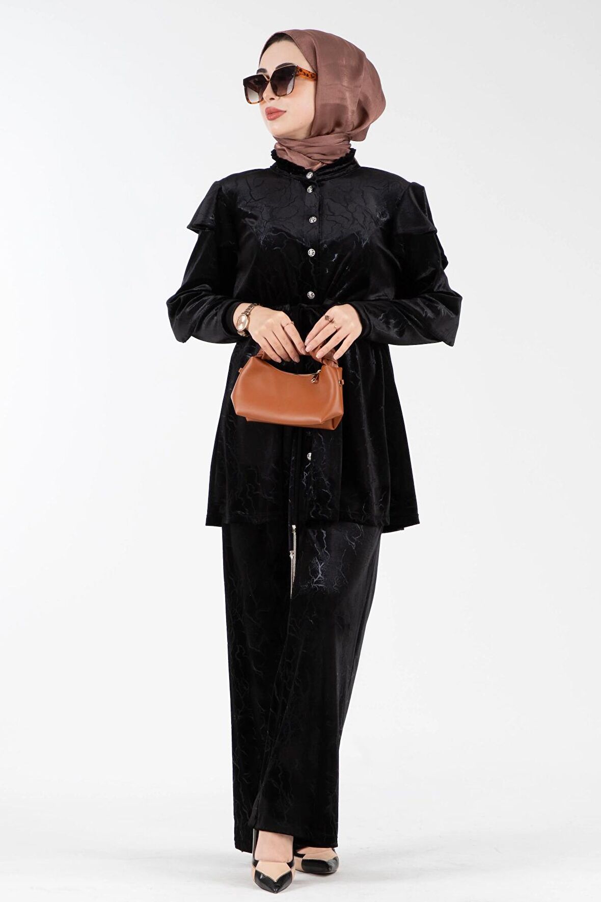 Omuzu Volanlı Kadife Takım-Siyah
