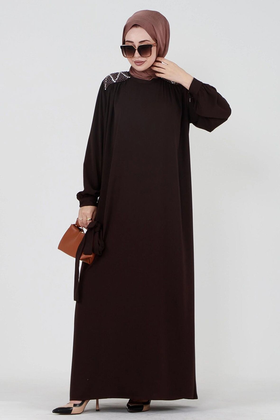 Omuzu İşlemeli Beli Kuşaklı Tesettür Elbise-Kahverengi