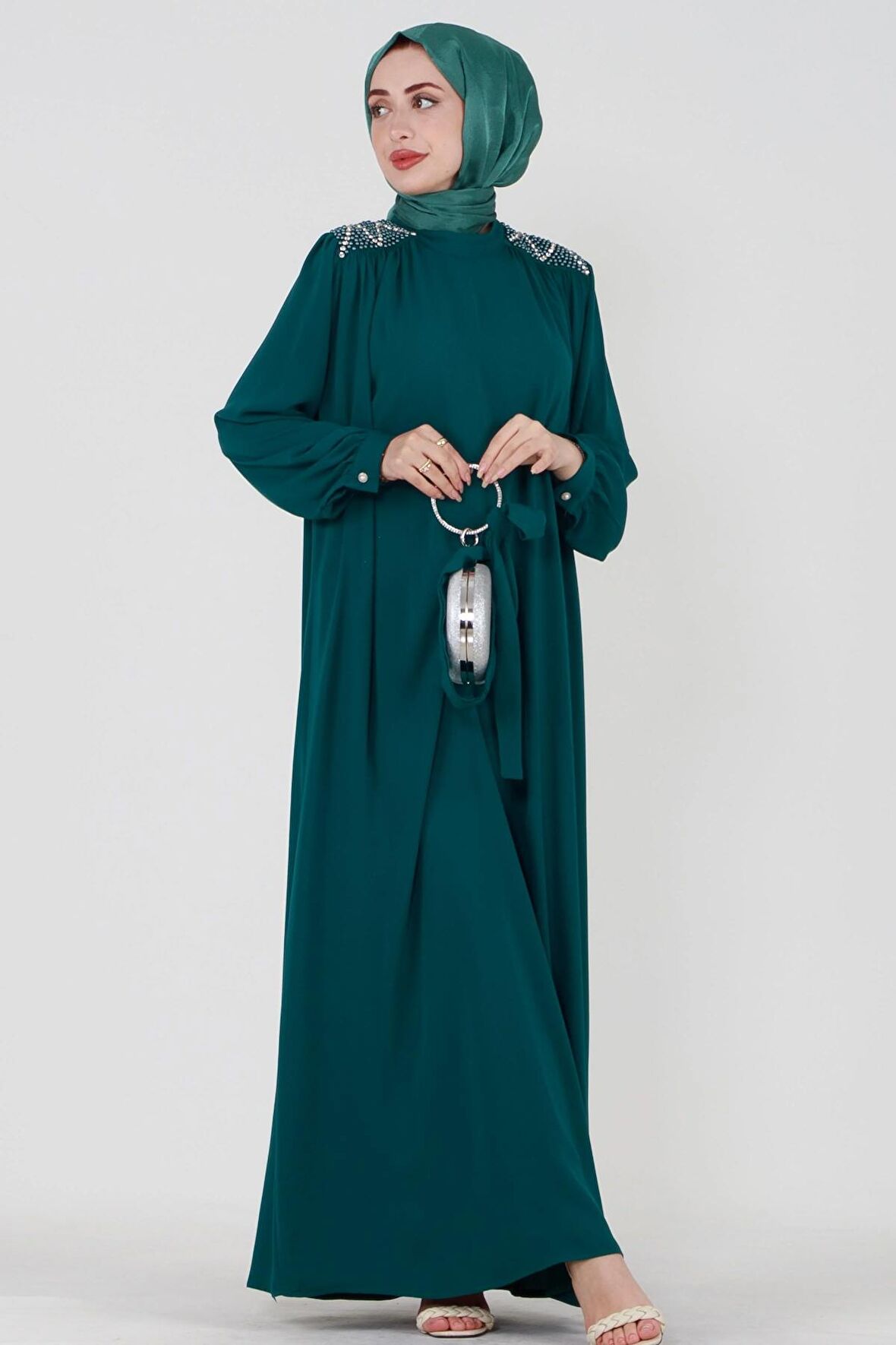 Omuzu İşlemeli Beli Kuşaklı Tesettür Elbise-Zümrüt Yeşili