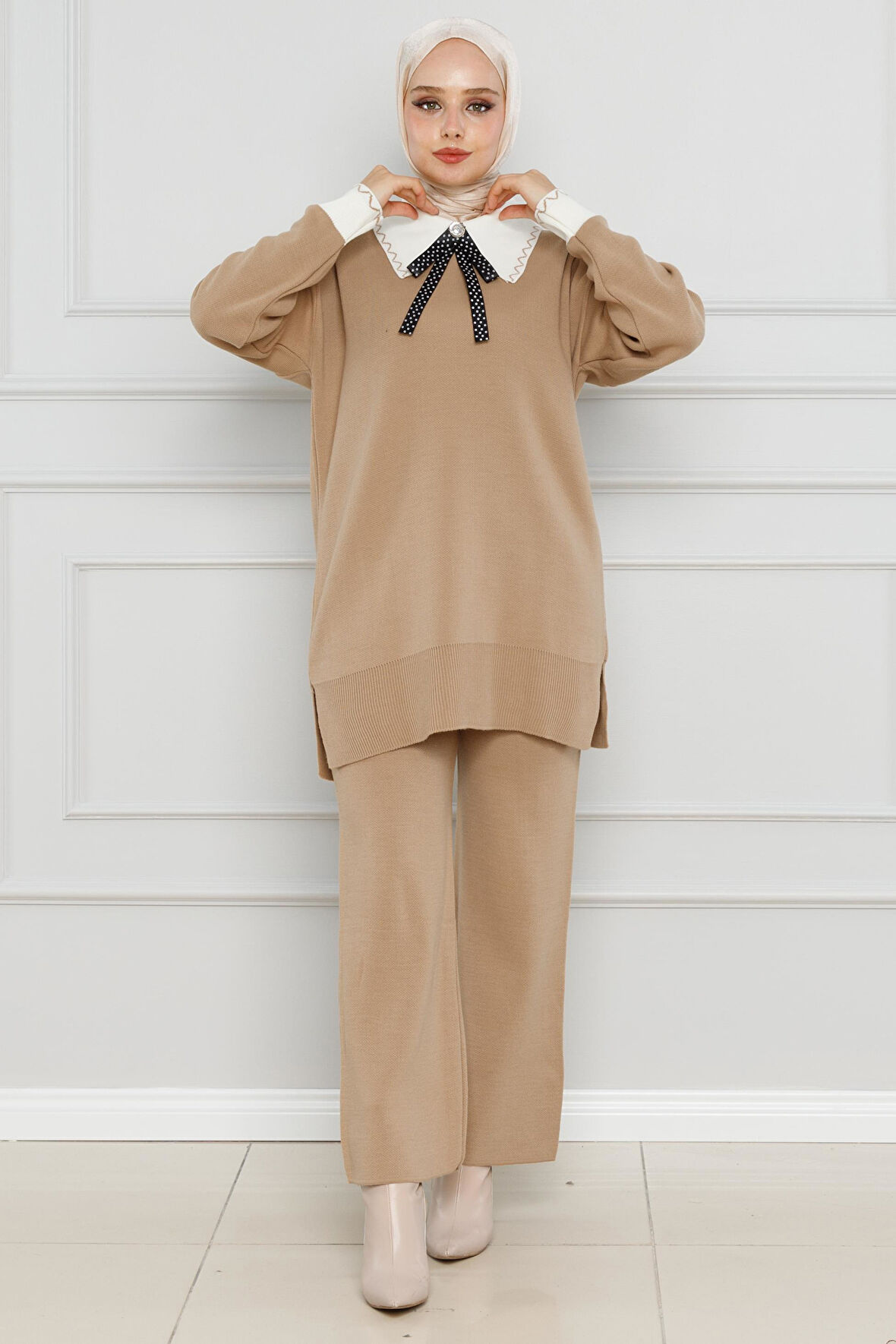 Yakası Fiyonk Detaylı Triko Takım-Sütlü Kahve