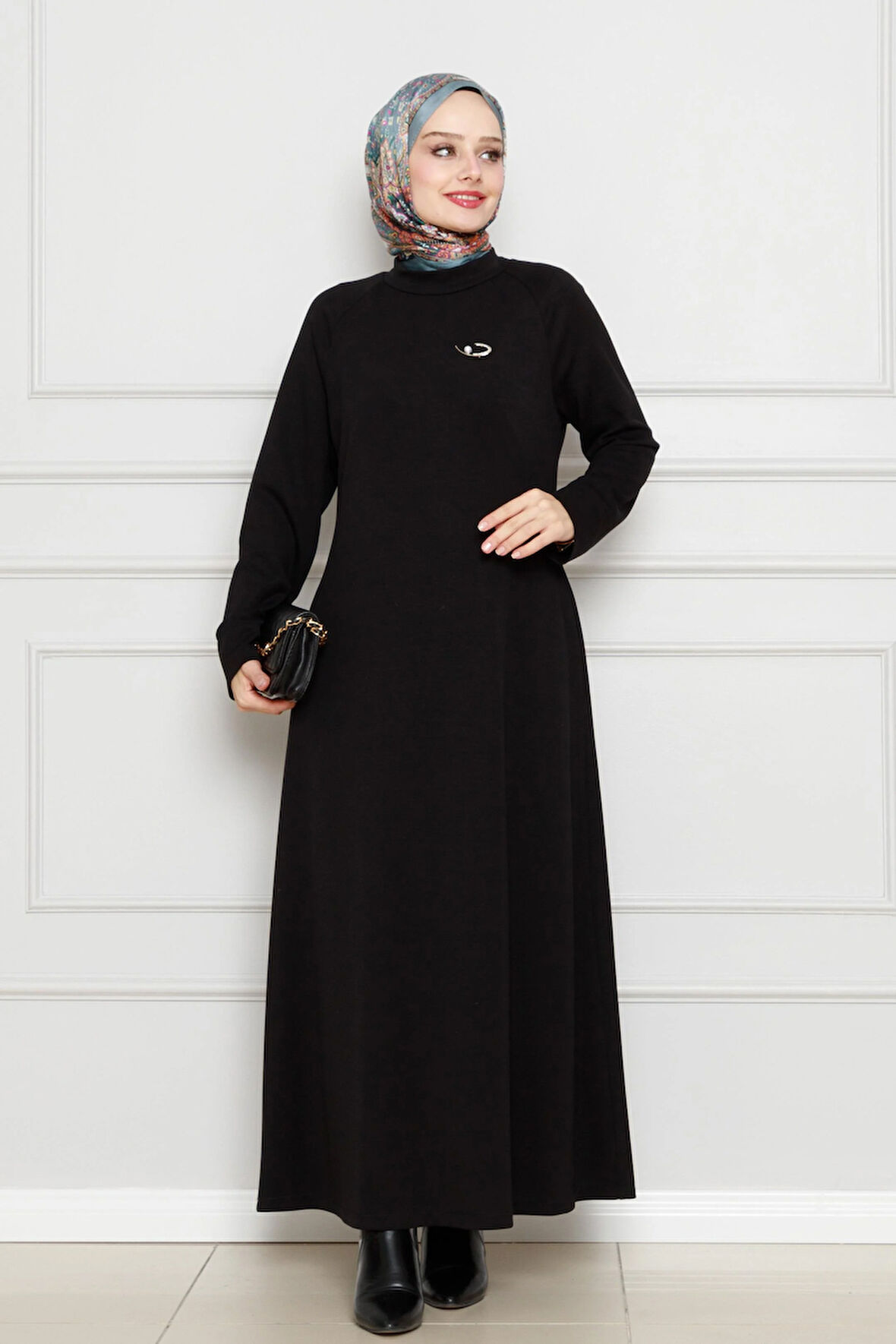 Broş Detaylı Elbise-Siyah