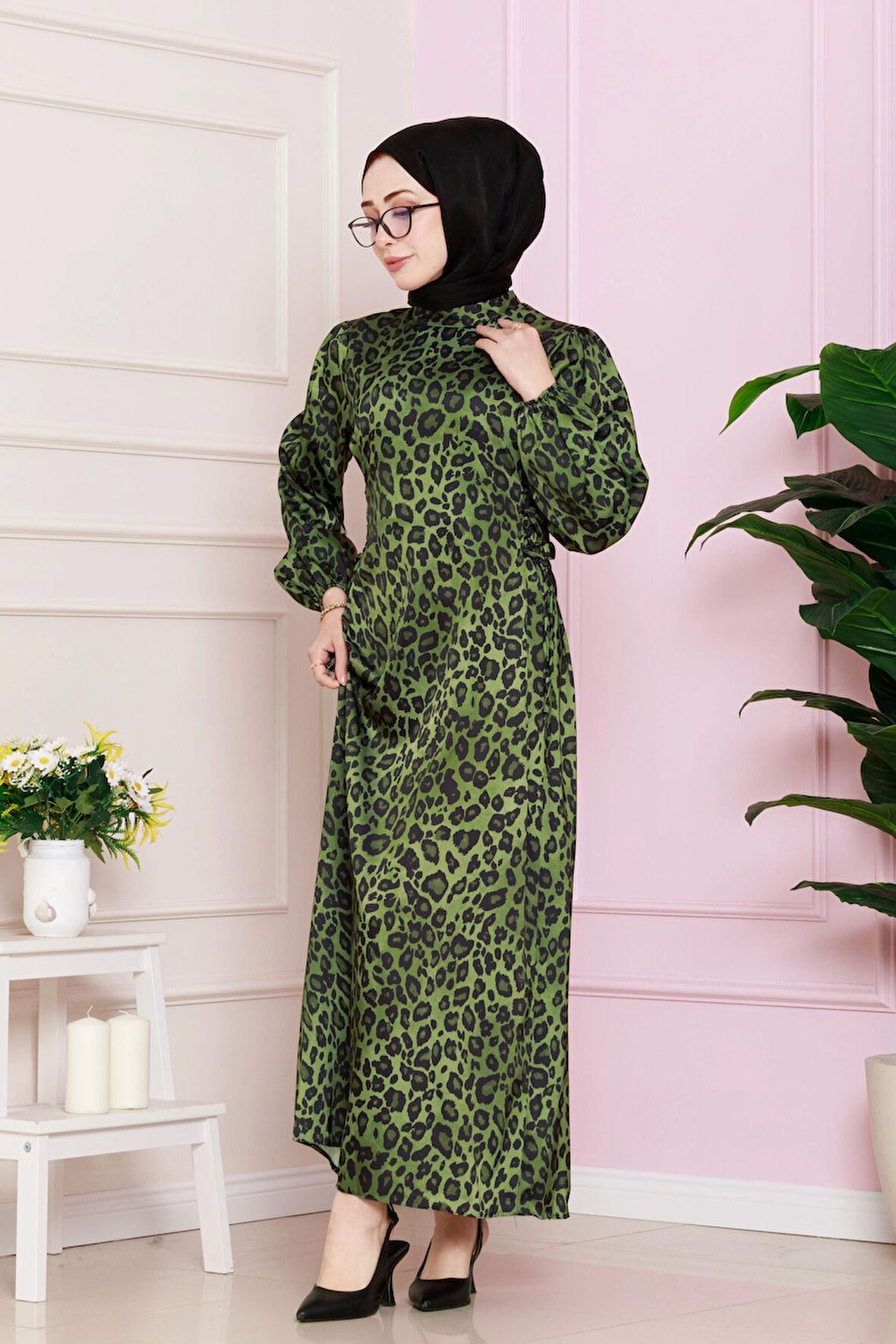 Yanı Bağcıklı Leopar Desenli Tesettür Abiye-Yeşil