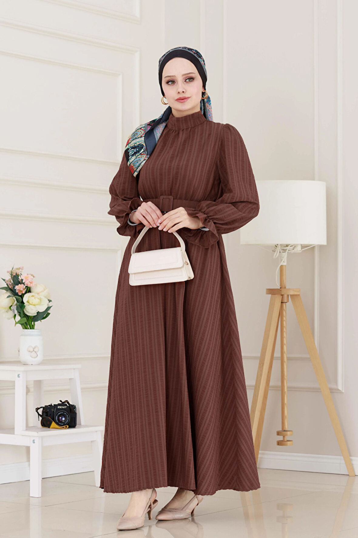 Kolu Volanlı Kemerli Henna Elbise-Kahverengi