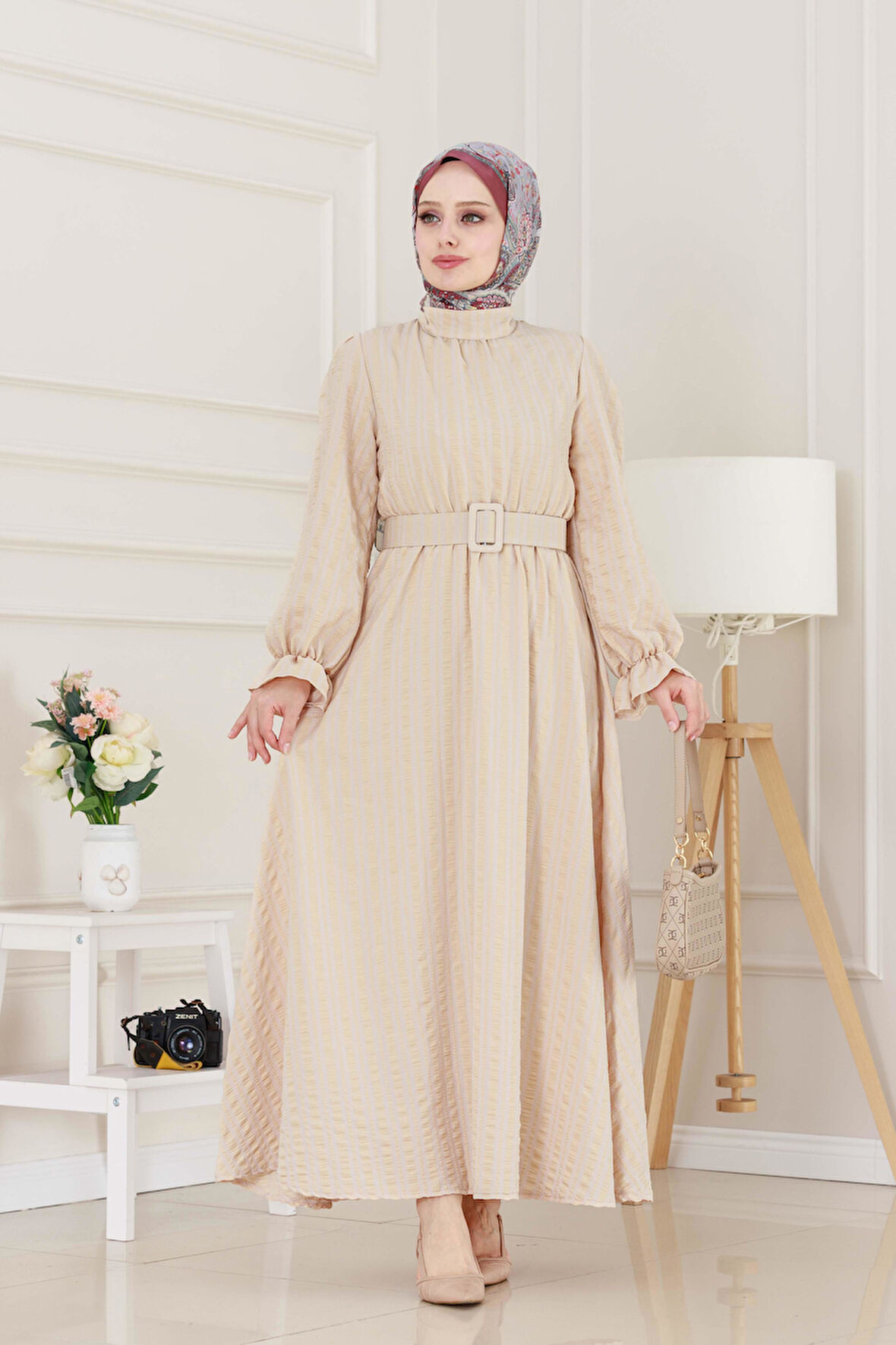 Kolu Volanlı Kemerli Henna Elbise-Bej