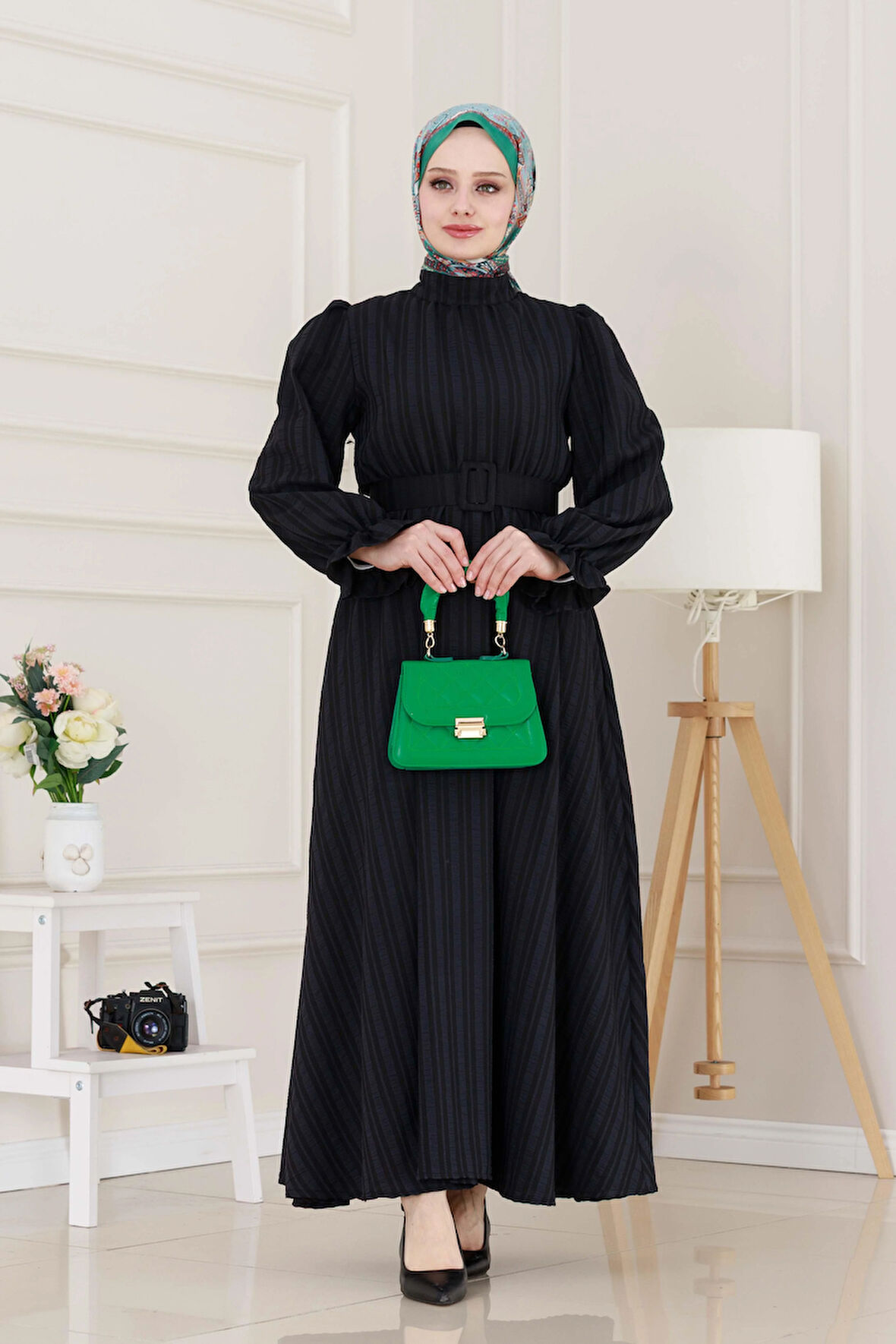 Kolu Volanlı Kemerli Henna Elbise-Siyah