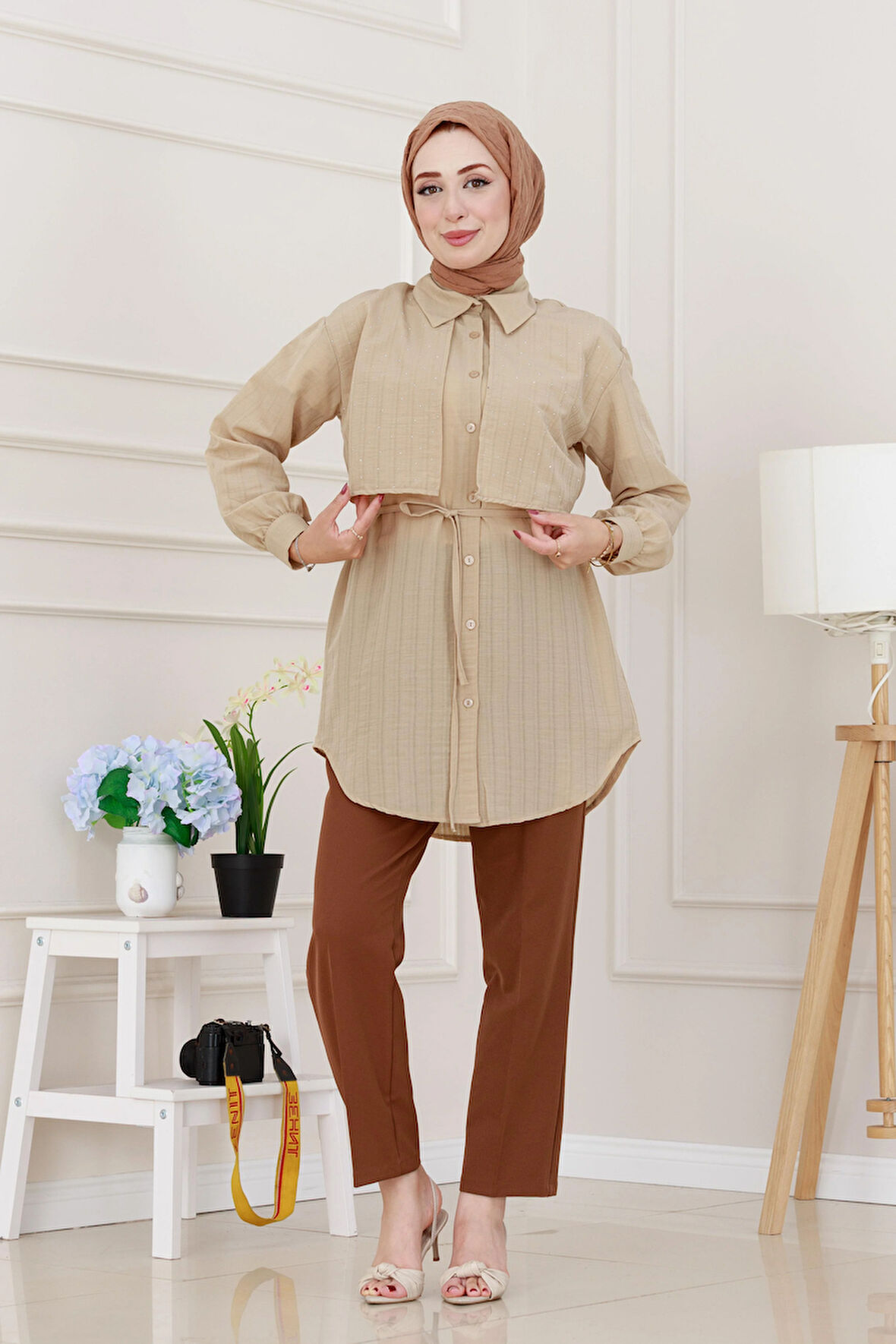 Beli Bağcıklı Allerli Taşlı Tunik-Bej