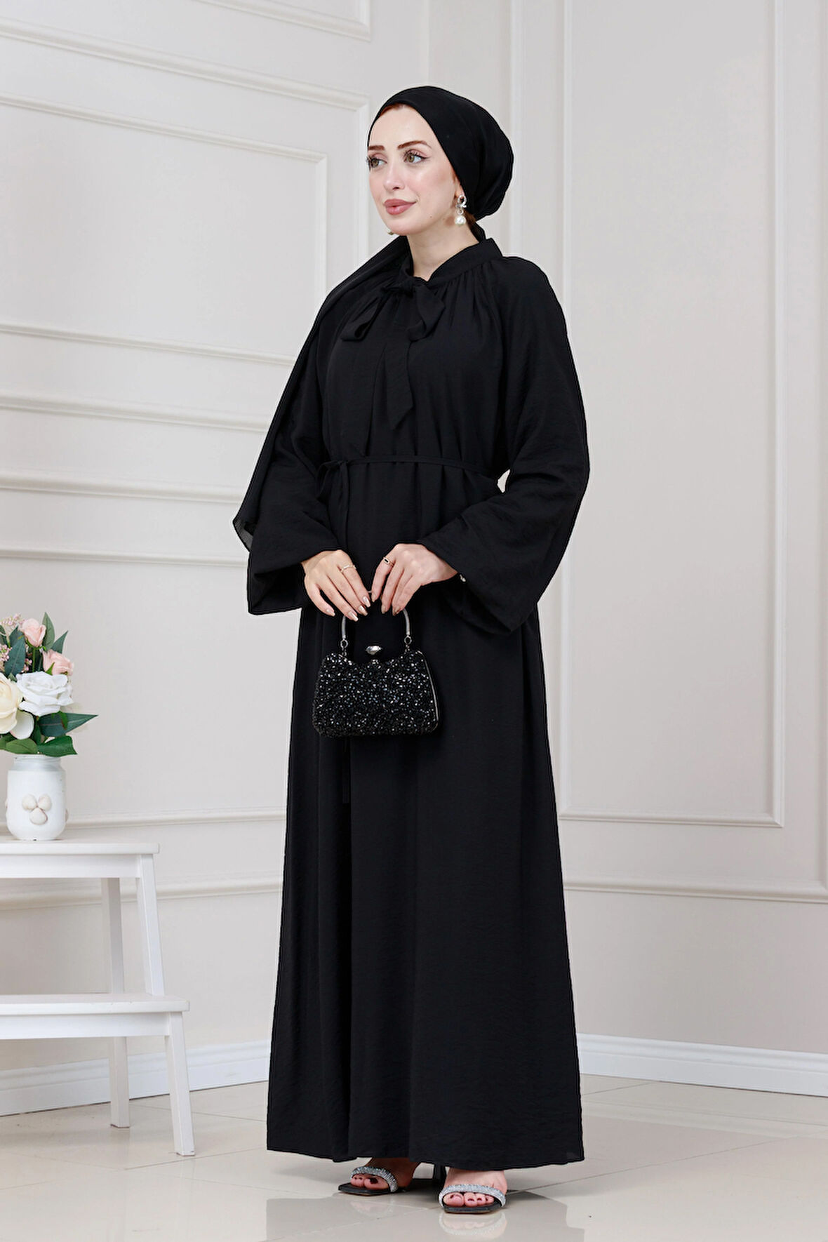 Yakası Bağcıklı Lara Elbise-Siyah