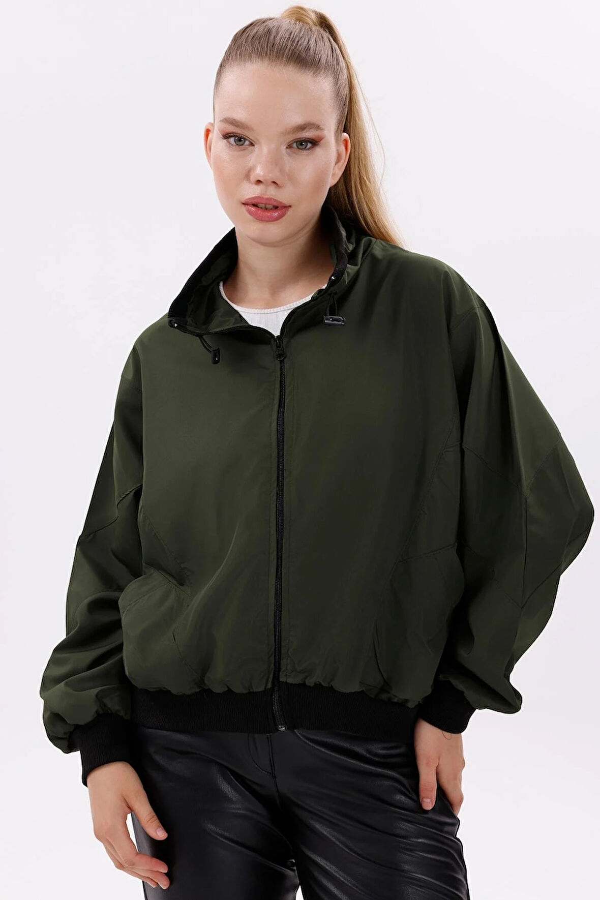 Kadın Dik Yaka Su ve Rüzgar Geçirmez Oversize Crop Mevsimlik Yağmurluk Rüzgarlık