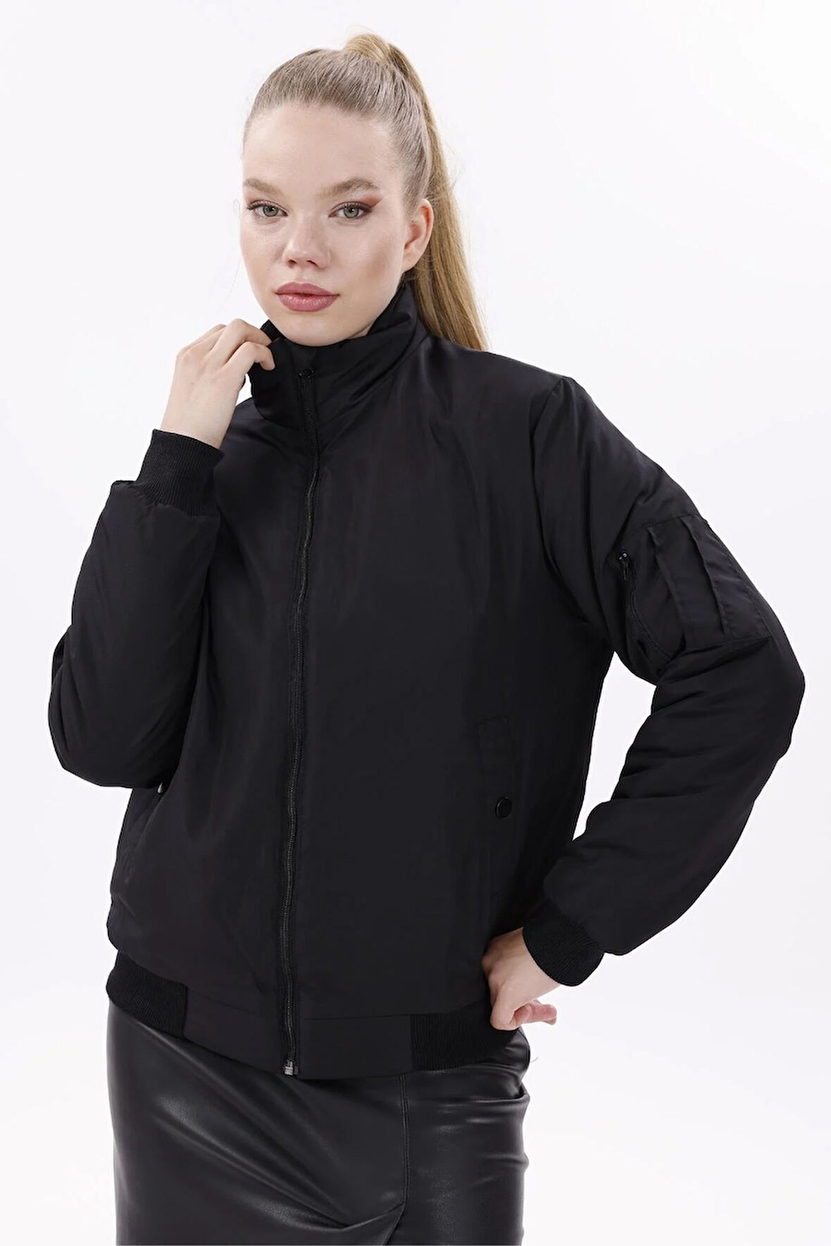 Kadın Astarlı Dik Yaka Mevsimlik Su Ve Rüzgar Geçirmez Mont