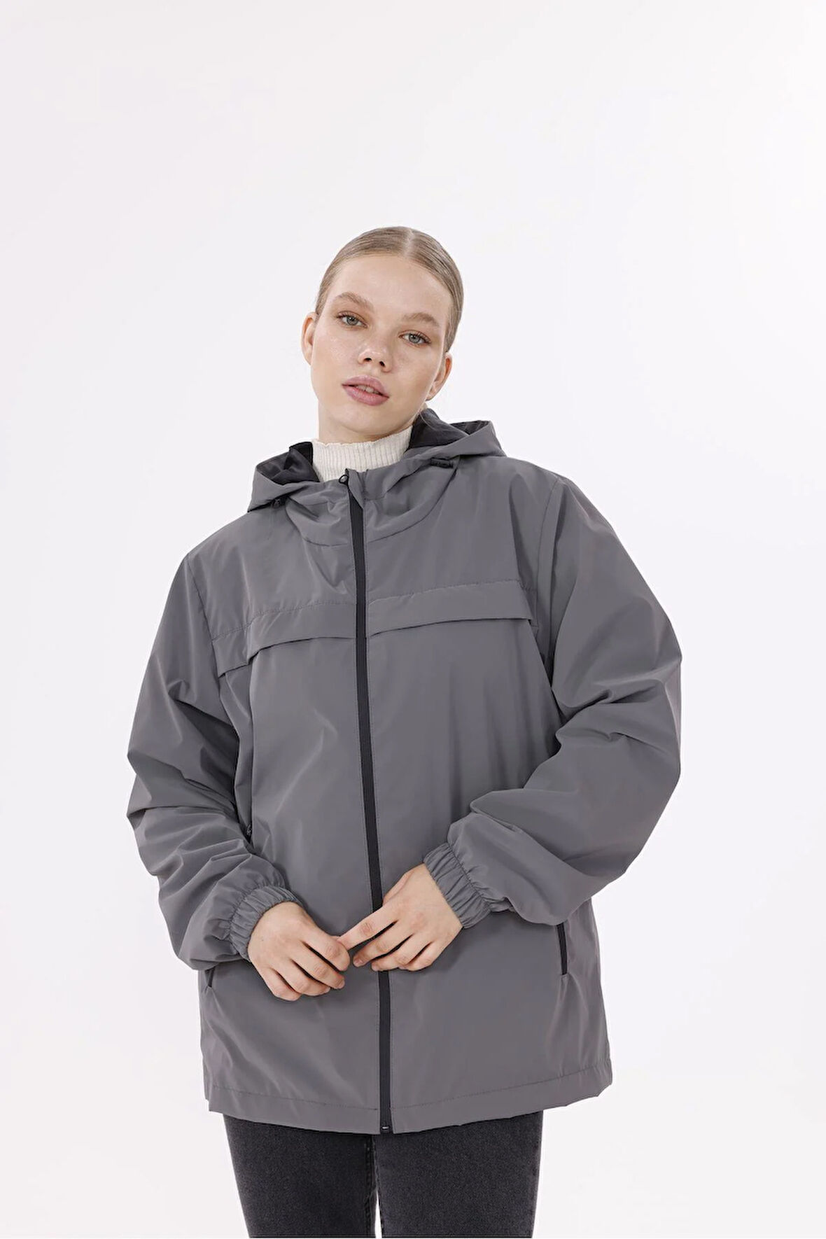 Kadın Kapüşonlu Nova Kumaş Hafif ve Dayanıklı Şık Mevsimlik Su ve Rüzgar Geçirmez Yağmurluk