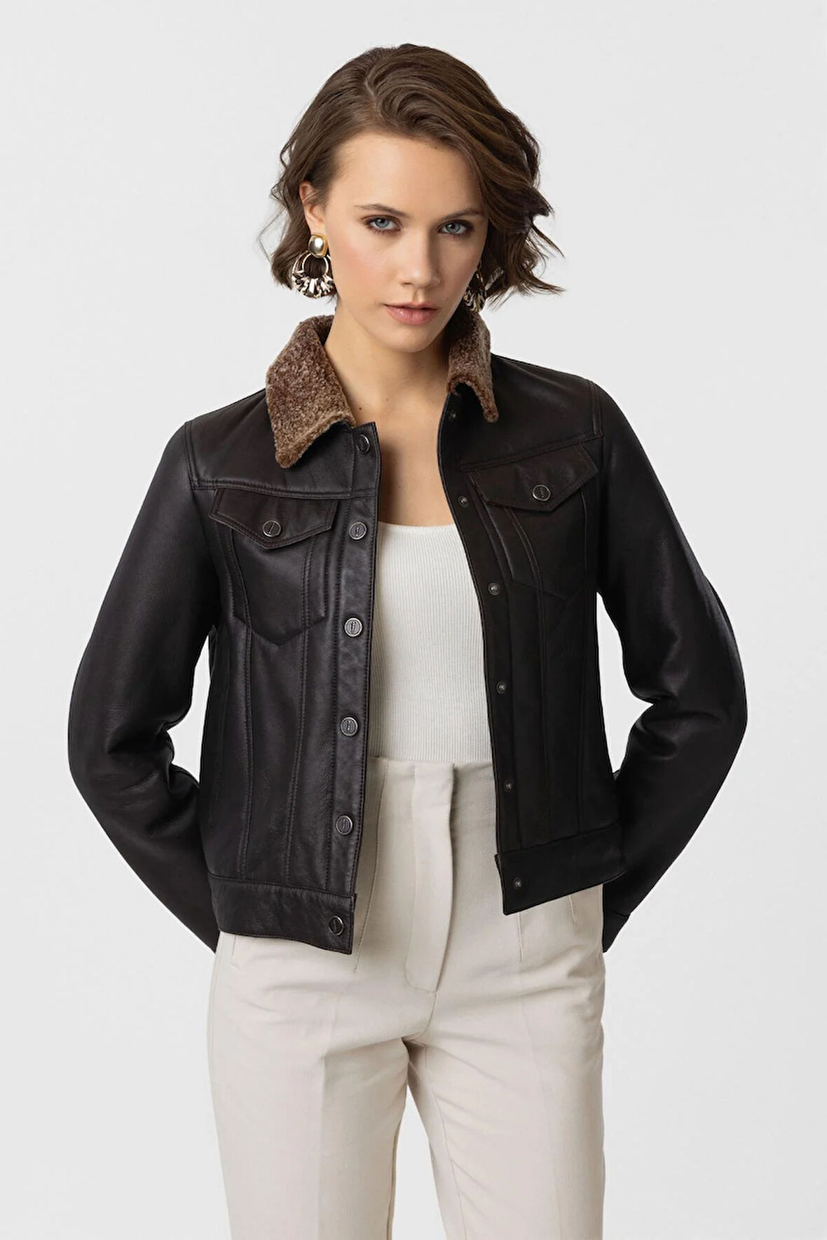 Kahve İris Kolları ve Beden İçi Kuzu Kürkü Kadın Mont