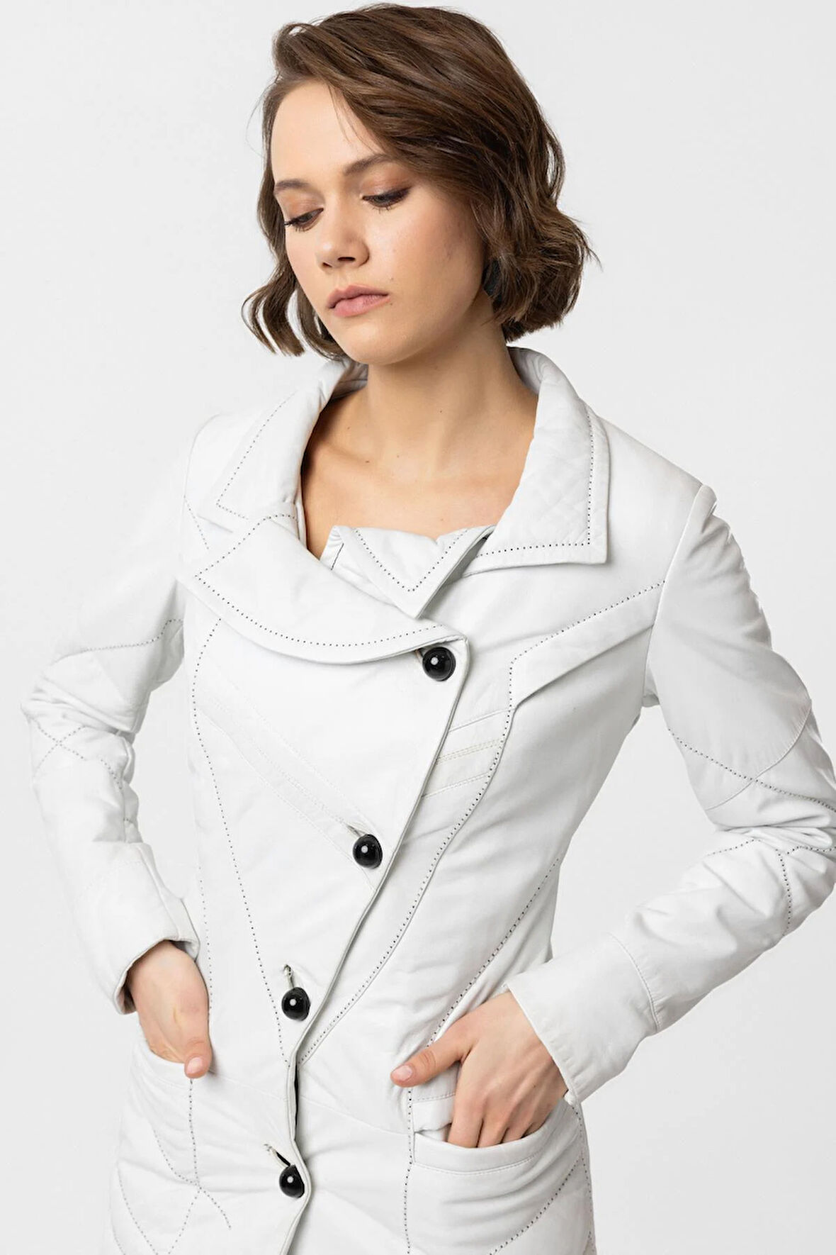 Beyaz Bella Elyaf Dolgulu Şal Yaka Düğmeli Kadın Deri Kaban