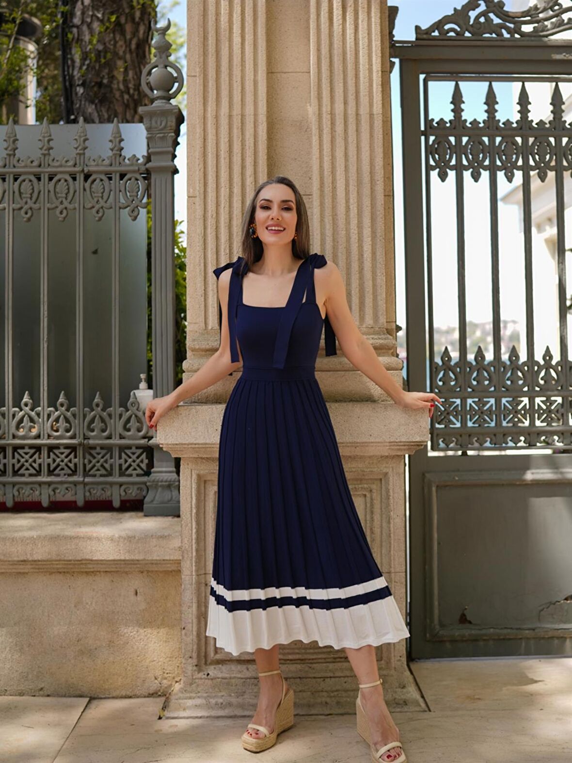 Styleboom X Peraluna KELLY DRESS Askılı Bağlama Detaylı Rahat Kesim Midi Boy Yazlık Kadın Triko Elbise Lacivert