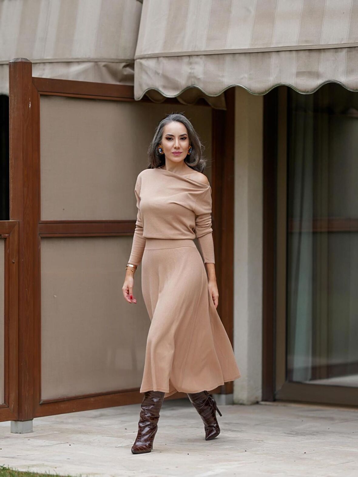 Styleboom X Peraluna MAYFAIR DRESS Yaka Büzgü Detaylı Tek Omuz Açık Kadın Triko Elbise - Camel