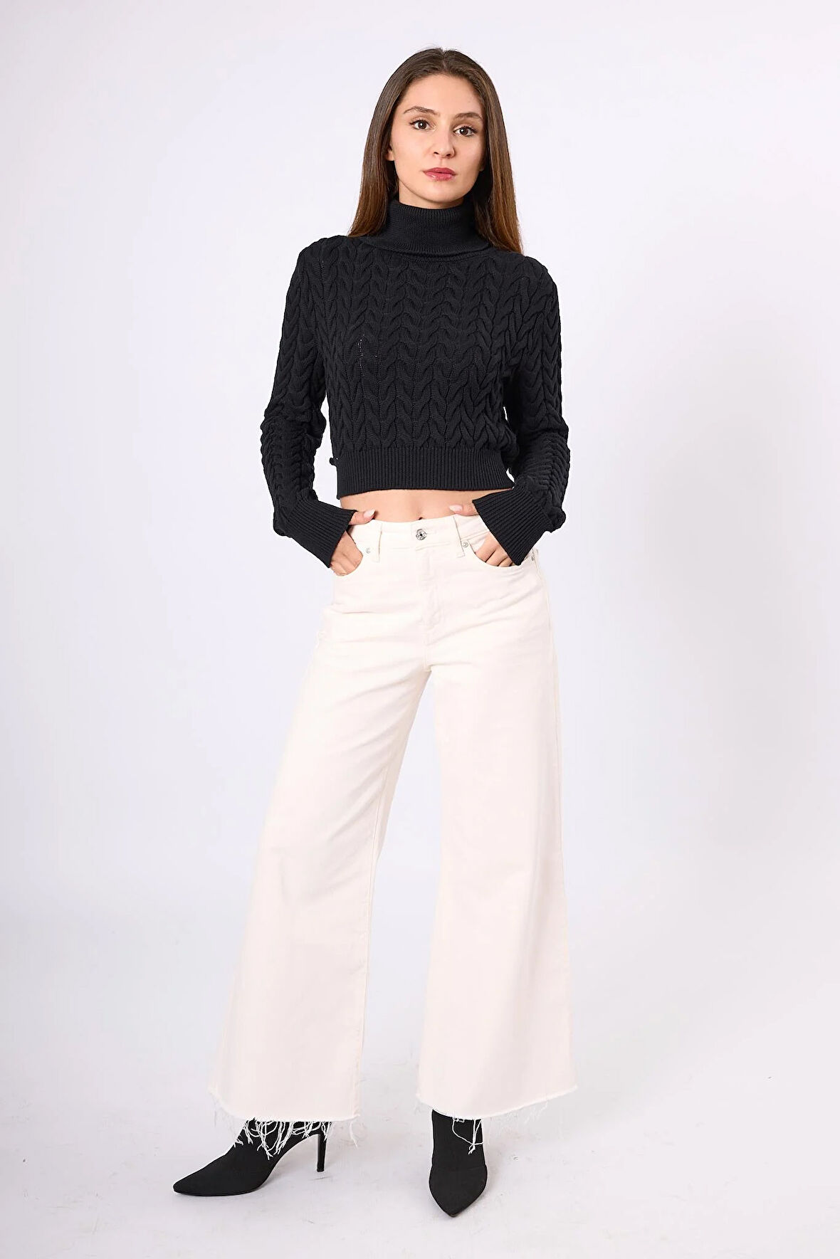 Peraluna Scarlett Saç Örgülü Krop Kesim Kadın Triko Kazak - Siyah