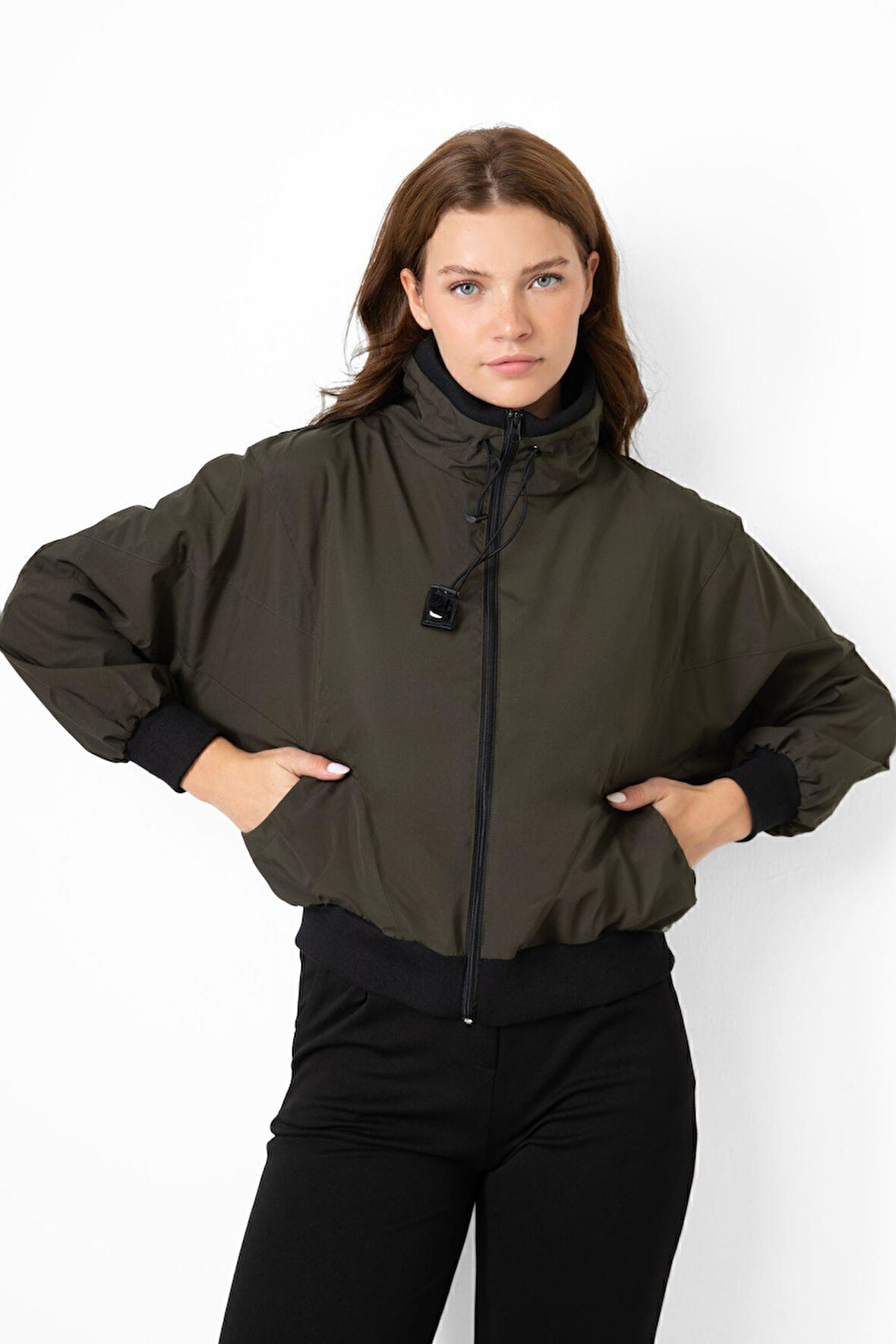 Spor Kadın Dik Yaka Su ve Rüzgar Geçirmez Oversize Crop Mevsimlik Yağmurluk Rüzgarlık