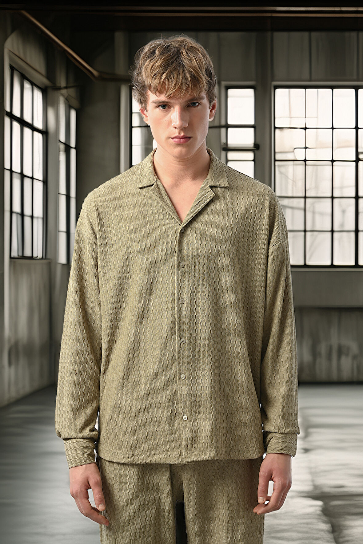 Apaş Yaka Uzun Kol Gölge Dokulu Gömlek - Çağla