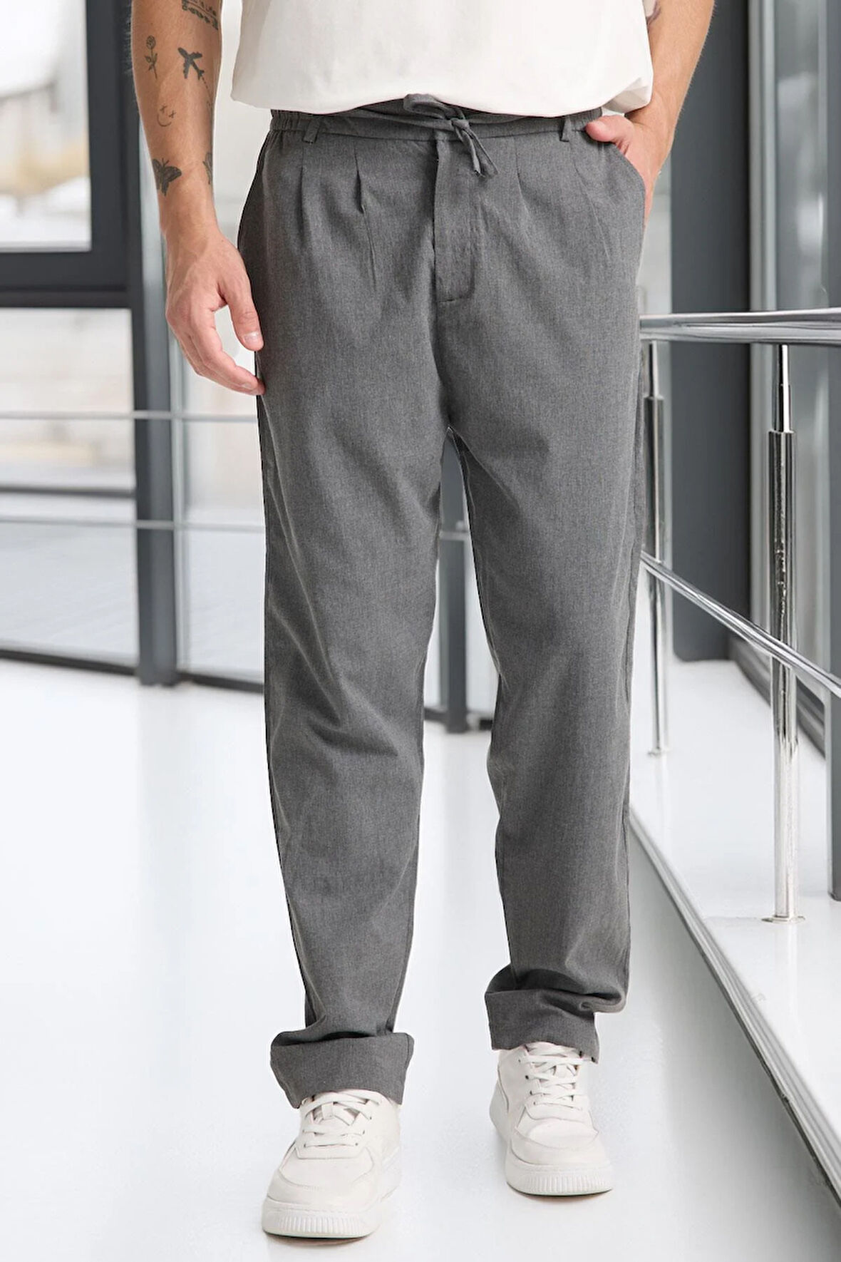 Önü Çift Pileli Fermuarlı Beli Lastikli Jogger Erkek Pantolon - Füme