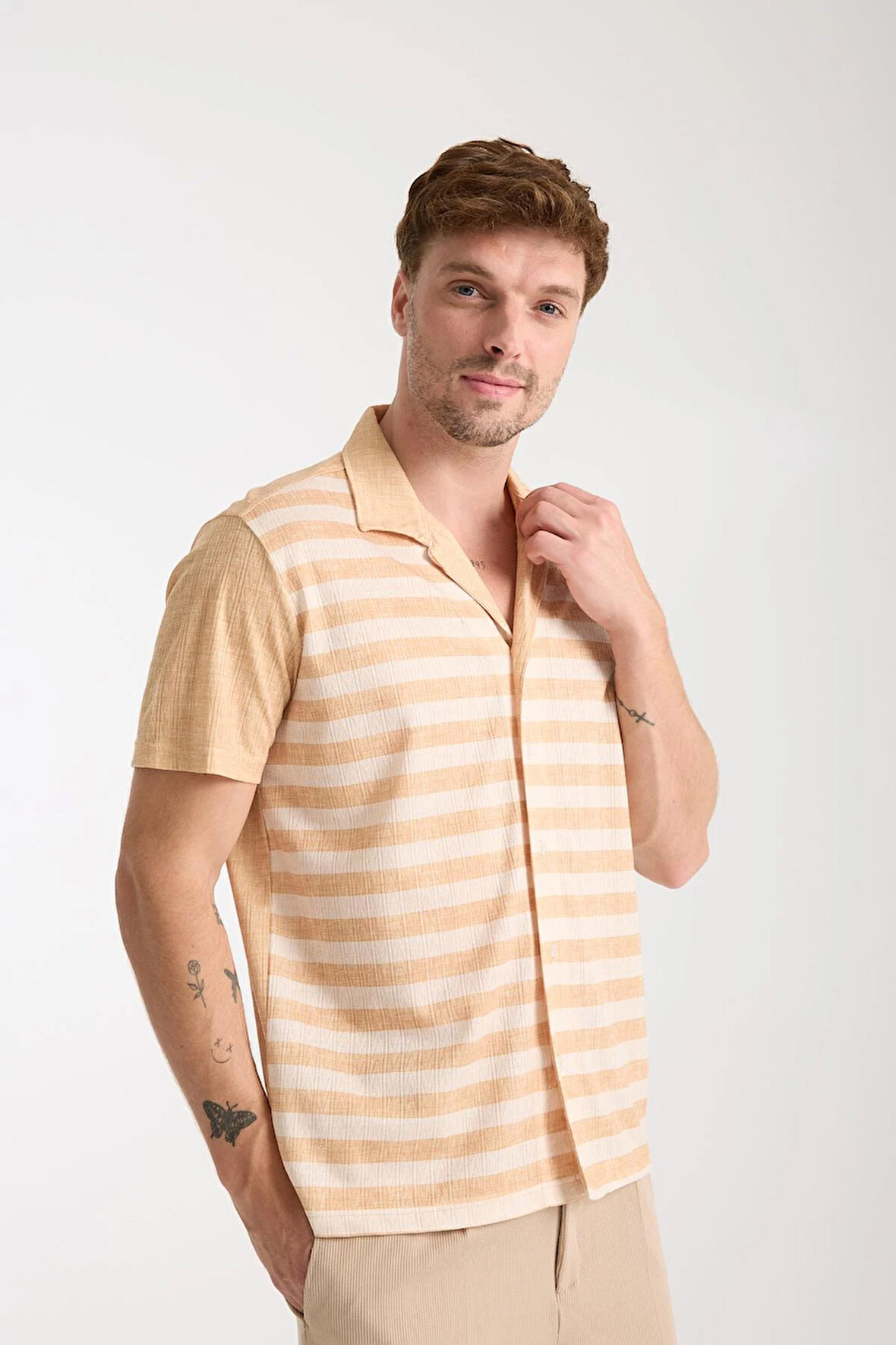 Hardal Beyaz Çizgili Erkek Kısa Kollu Yazlık Gömlek – Düğmeli, Açık Yaka, Rahat Kalıp