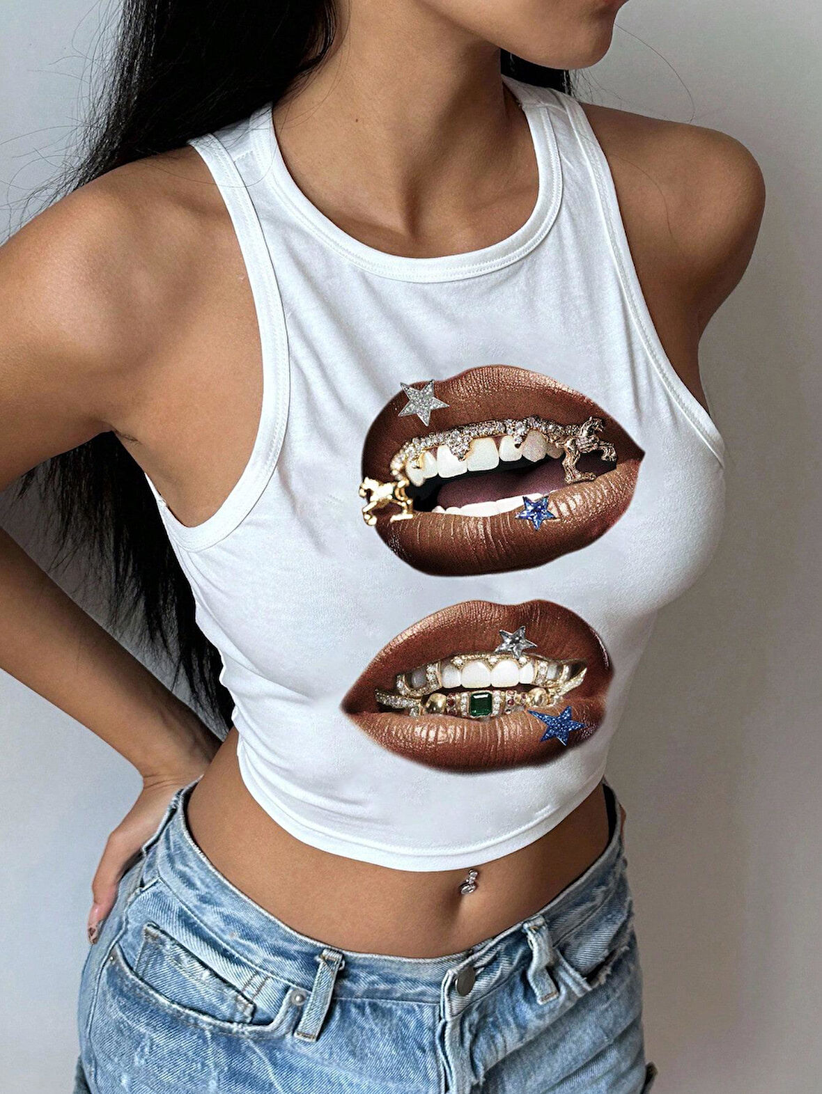 KadınBeyaz Baskılı Crop Atlet – Diş Grillz Desenli, Sokak Modası Tarzı