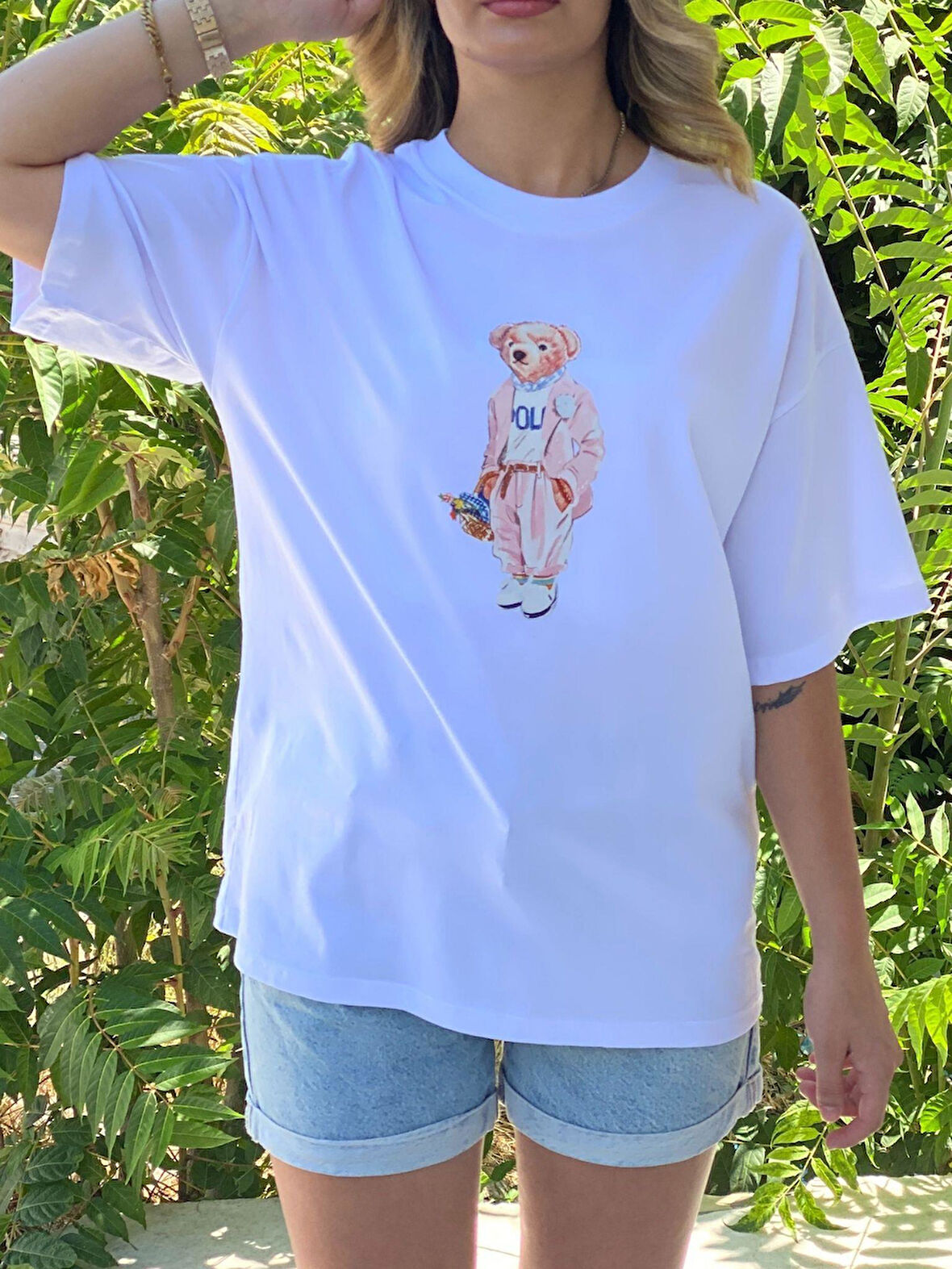Kadın Beyaz Baskılı Oversize Tişört – Pembe Pantolonlu Ayı Desenli , Pamuklu Rahat Kalıp