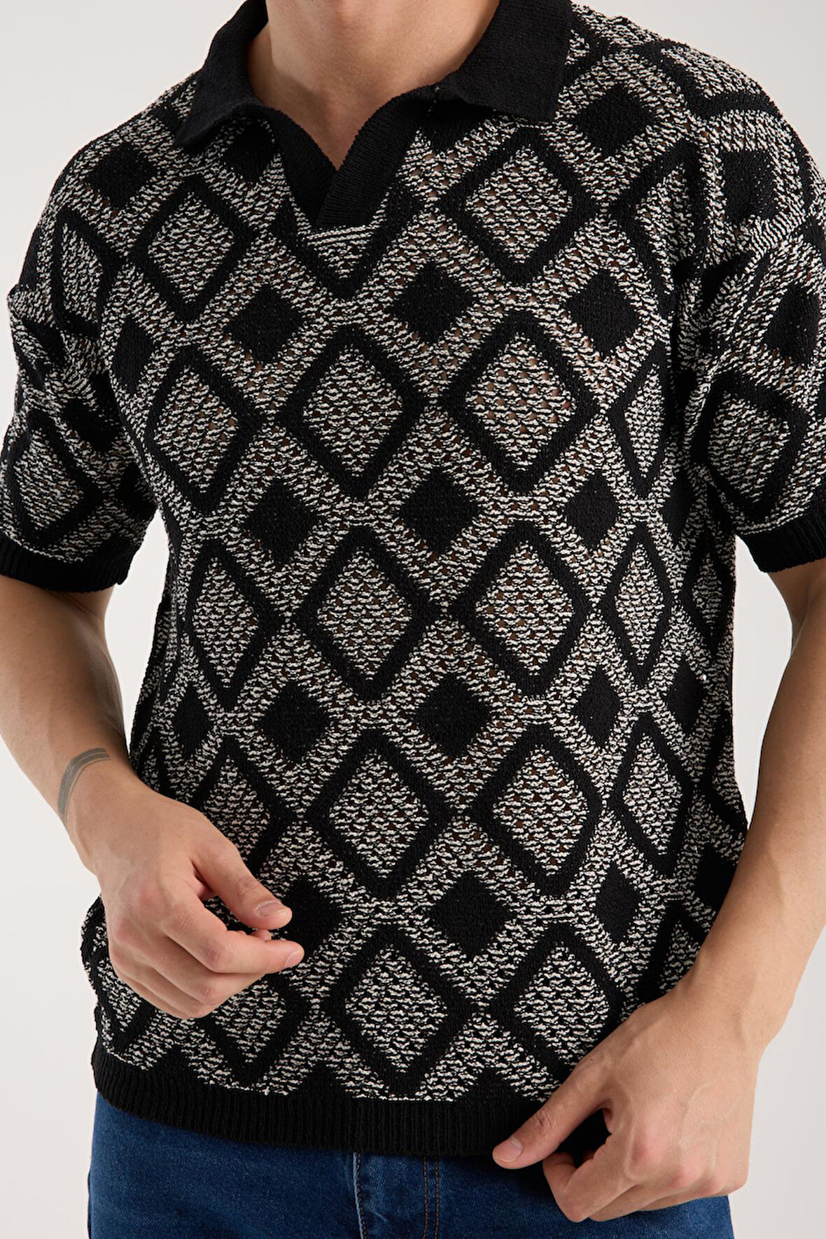 Erkek Polo Yaka Siyah Geometrik Desenli Kısa Kollu Triko Tişört