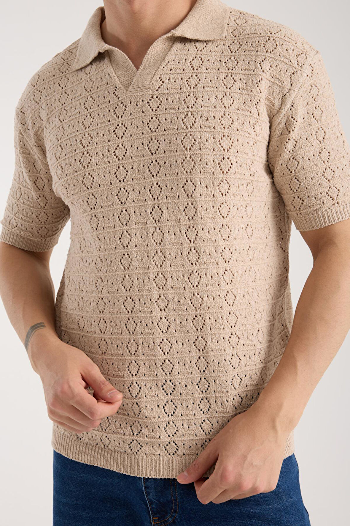 Erkek Polo Yaka Geometrik Desen Dokulu Bej Kısa Kollu Triko Tişört