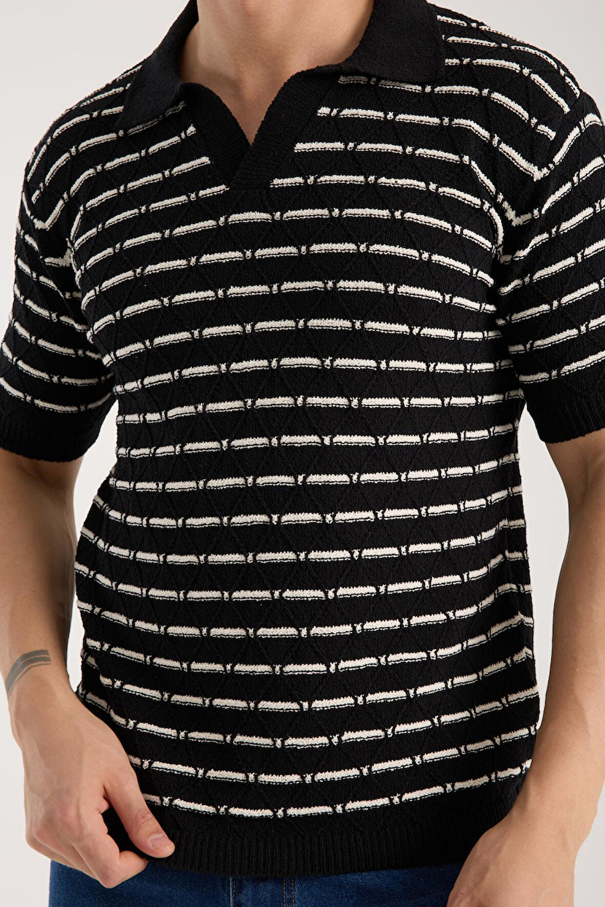 Erkek Polo Yaka Baklava Desenli Dokulu Siyah Kısa Kollu Triko Tişört