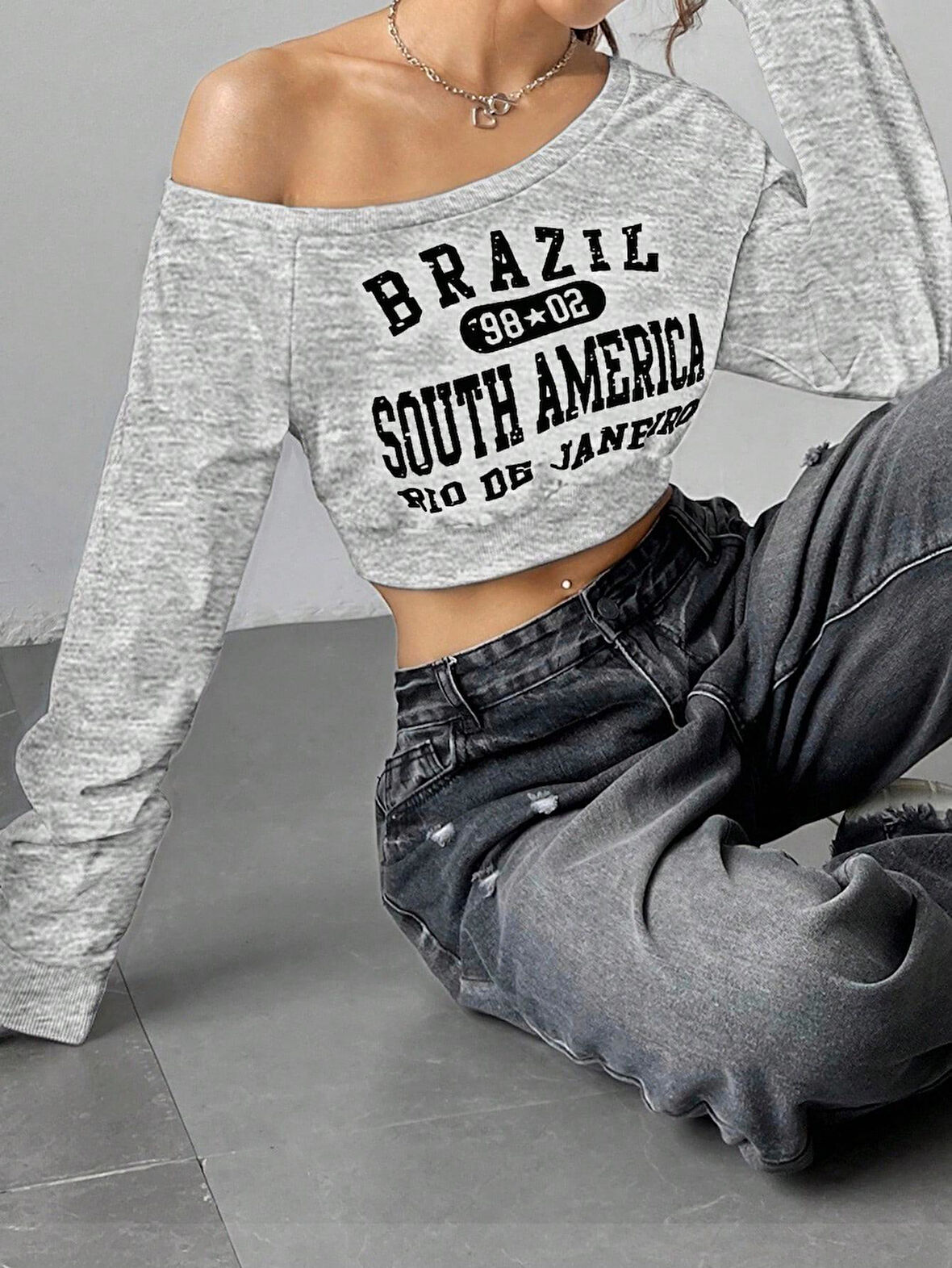 Kadın Gri Brazil South America Baskılı Omzu Açık Crop Sweatshirt