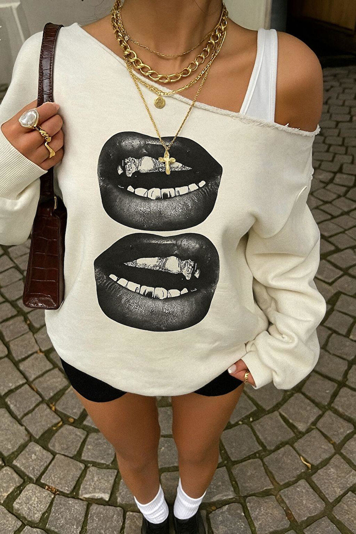 Kadın Ekru Oversize Sweatshirt – Baskılı Dudak Desenli, Sokak Stili, Rahat Kesim