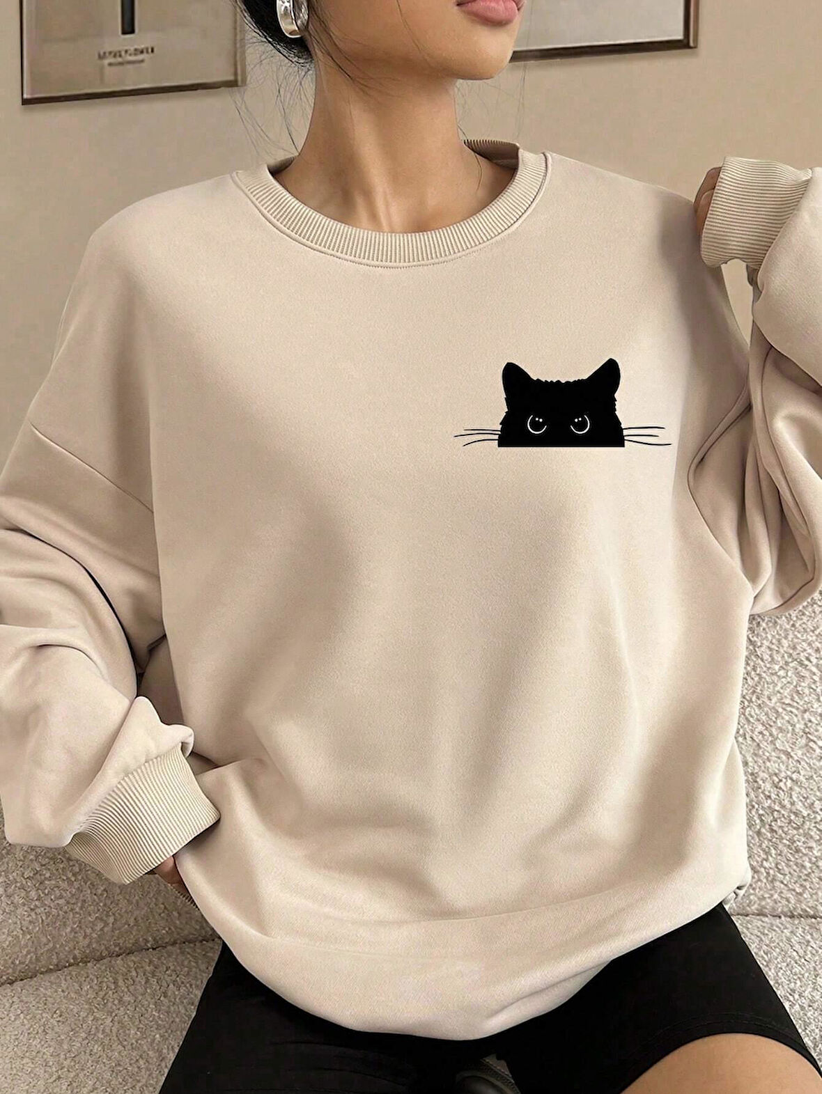Ekru Oversize Geniş Kalıp 3 İplik Şardonlu Sweatshirt – Bisiklet Yaka Kedili Baskılı Kalın Sweat