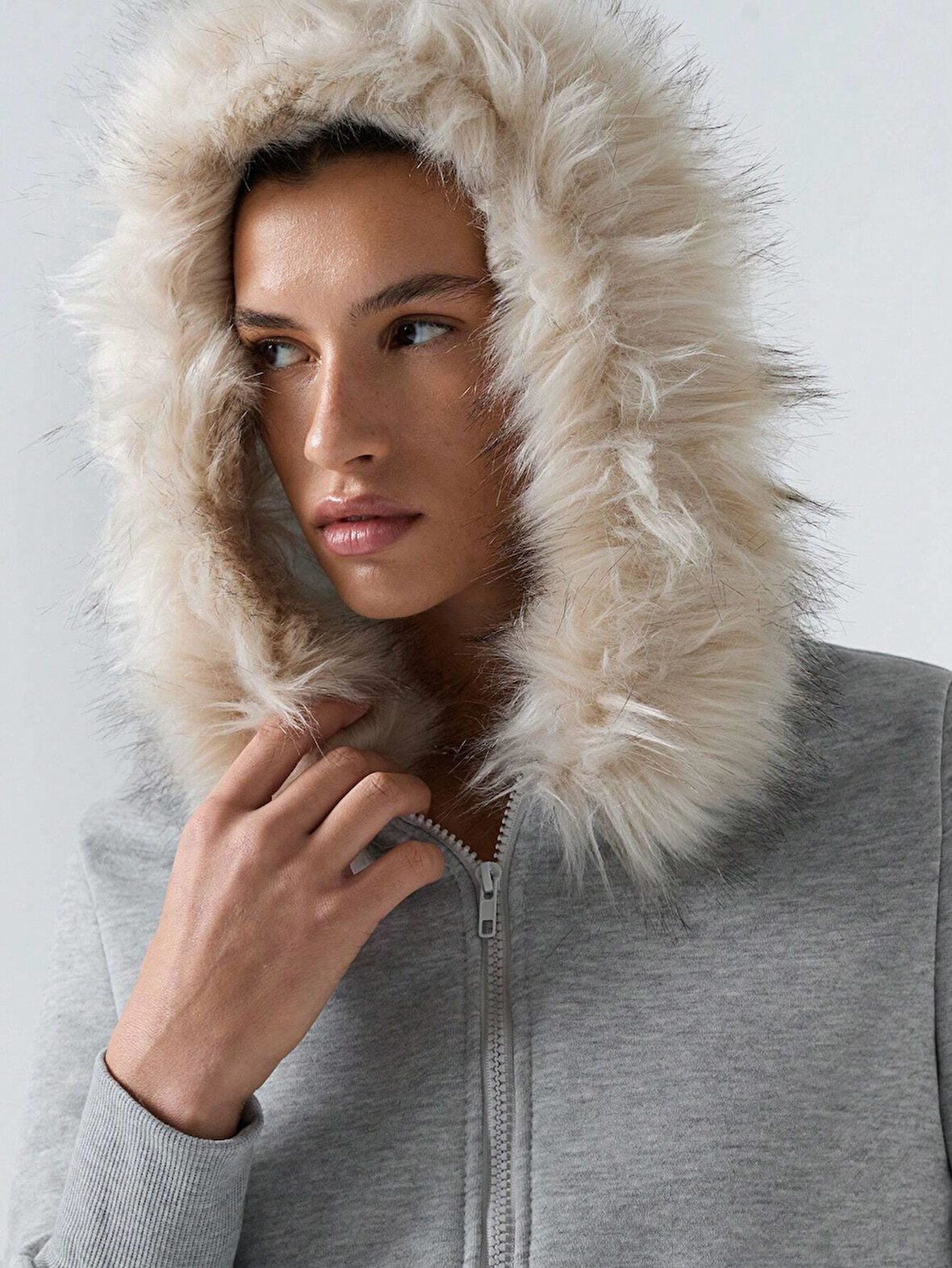 Kadın Gri Fermuarlı  Kapüşonlu Sweatshirt – Kürklü Kapüşon, Cepli, Rahat Kalıp
