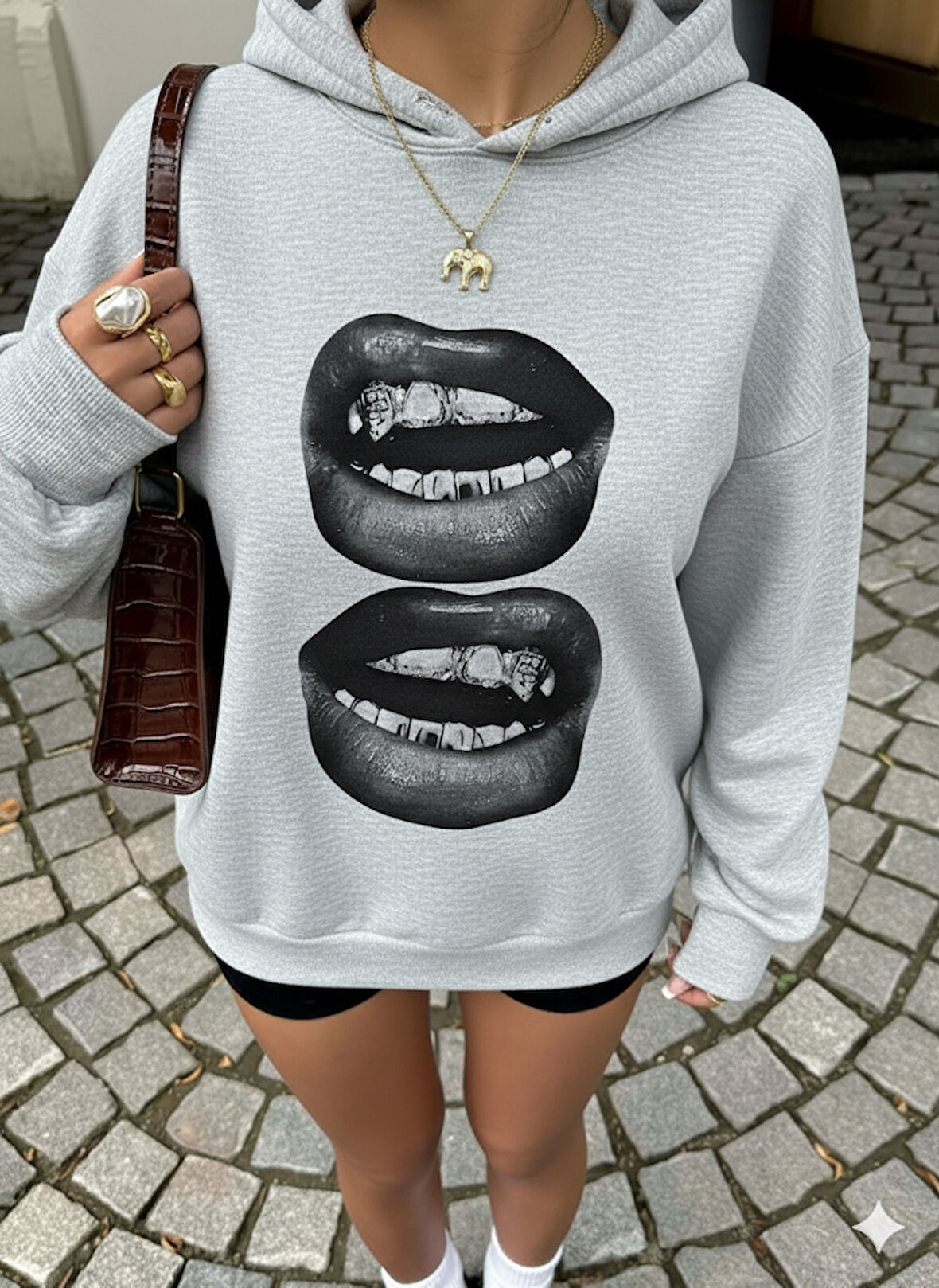 Kadın Gri Oversize Kapüşonlu Sweatshirt – Baskılı Dudak Desenli, Sokak Stili, Rahat Kesim