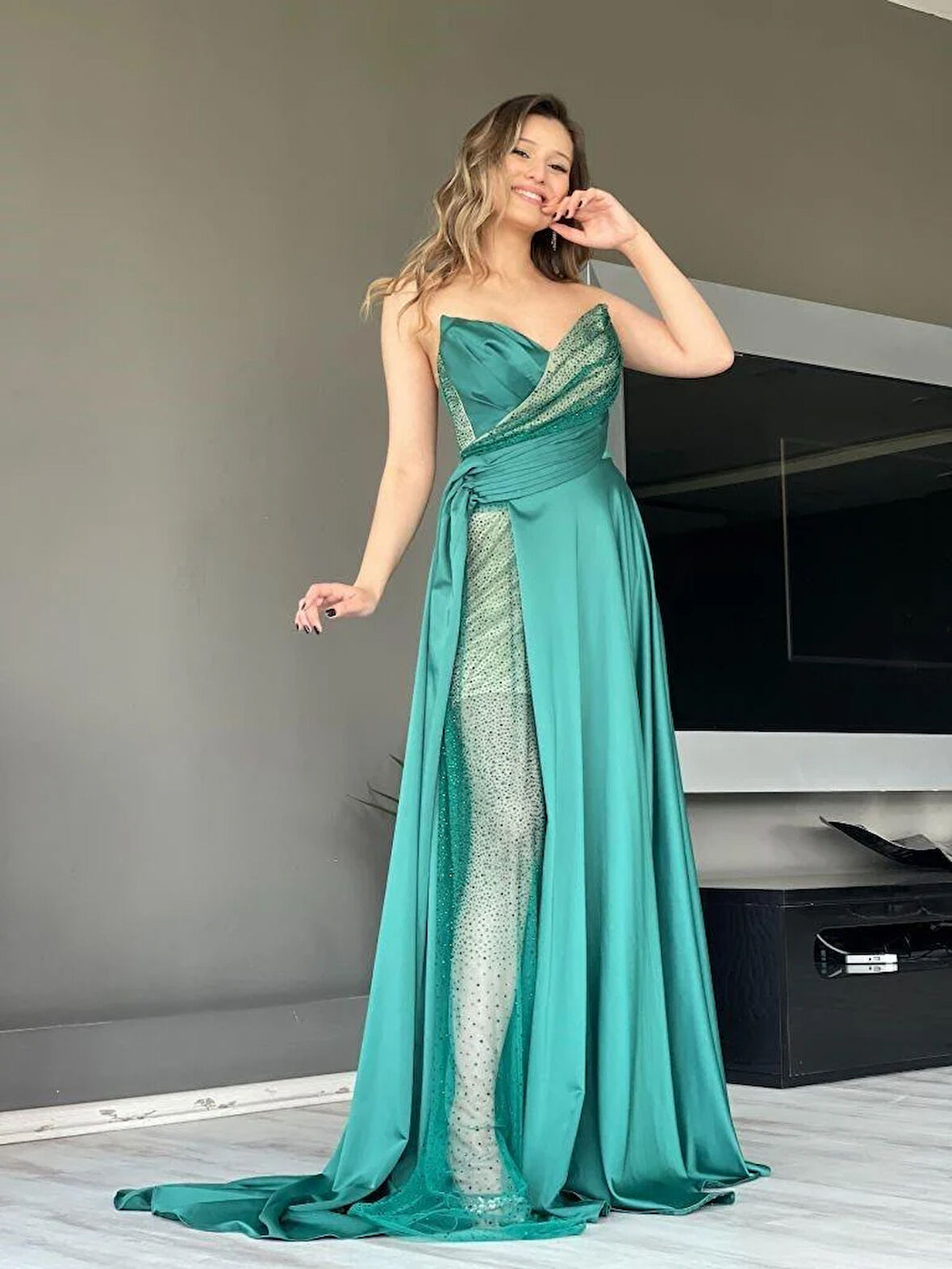 Zümrüt Yeşili Kedi Yaka Gögüsü Taşlı Yandan Pelerinli Yeni Sezon Abiye Elbise Ht7303 7303